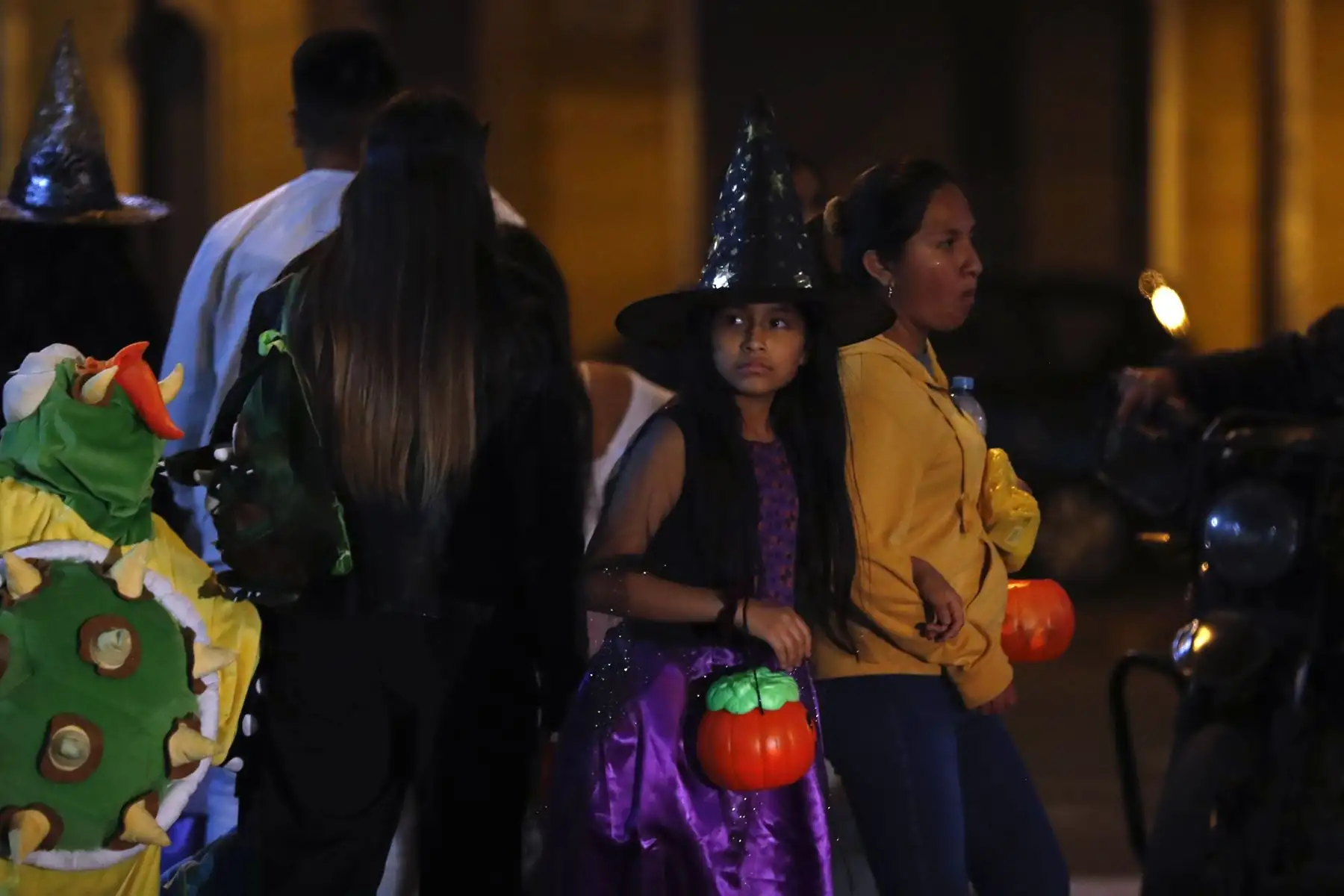 Personas de diferentes edades salieron a las calles del Centro de Lima con sus respectivos disfraces para celebrar Halloween este martes 31 de octubre por la noche. Foto: ANDINA/Daniel Bracamonte