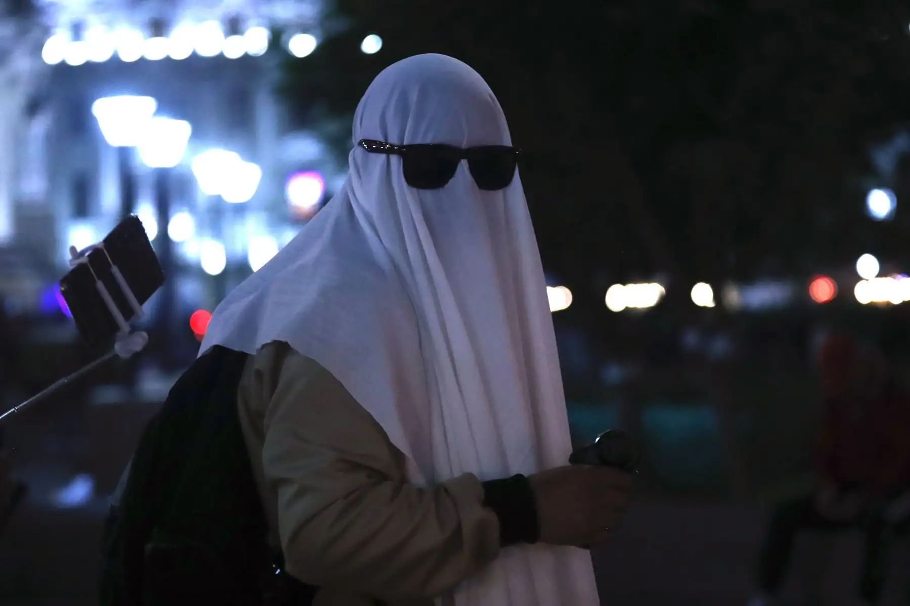 Personas de diferentes edades salieron a las calles del Centro de Lima con sus respectivos disfraces para celebrar Halloween este martes 31 de octubre por la noche. Foto: ANDINA/Daniel Bracamonte