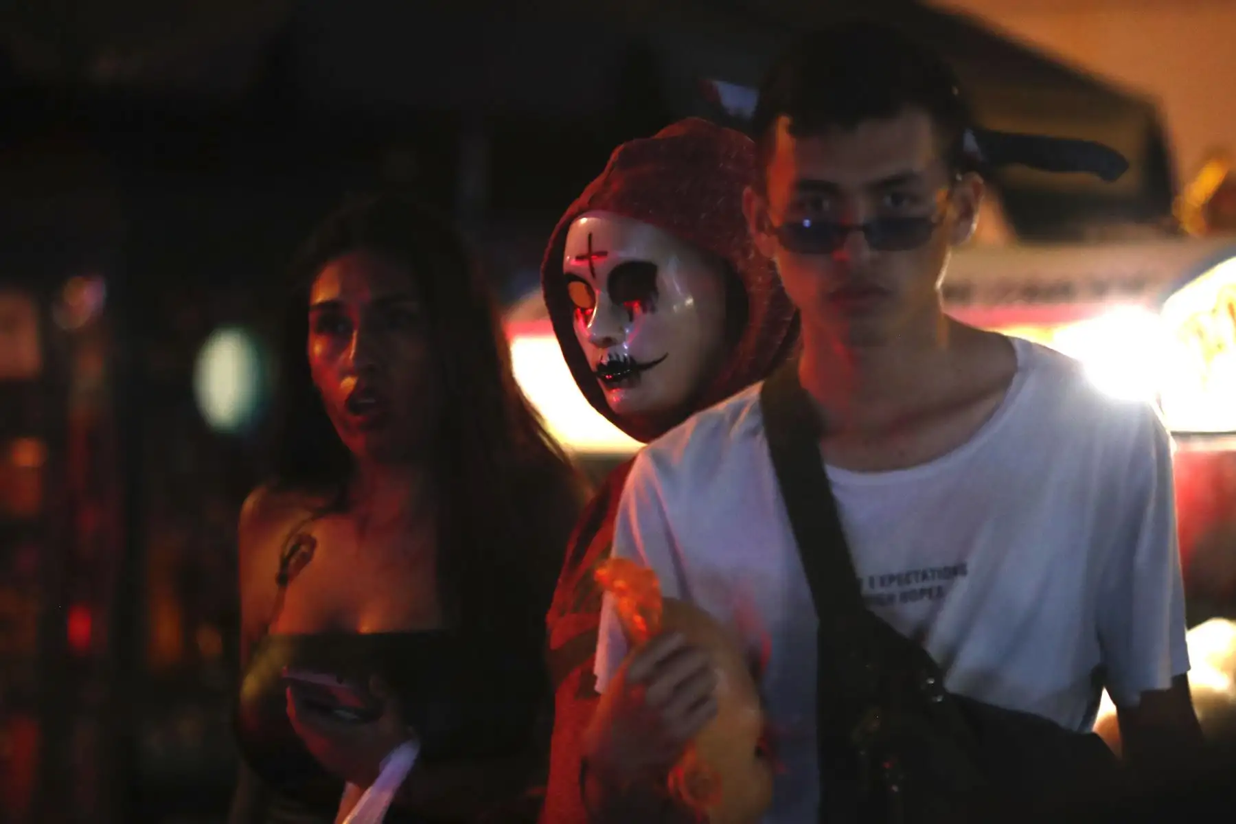 Personas de diferentes edades salieron a las calles del Centro de Lima con sus respectivos disfraces para celebrar Halloween este martes 31 de octubre por la noche. Foto: ANDINA/Daniel Bracamonte