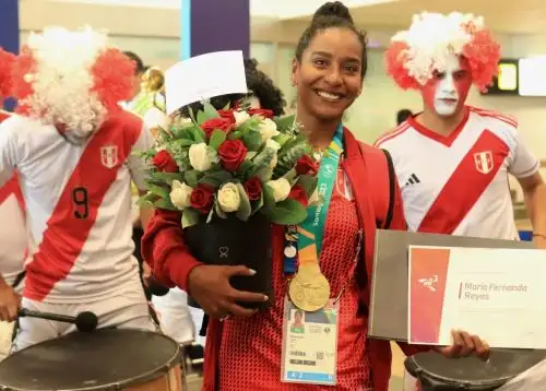 Mafer Reyes recibe su diploma de parte del IPD al aterrizar a Lima procedente de Santiago
