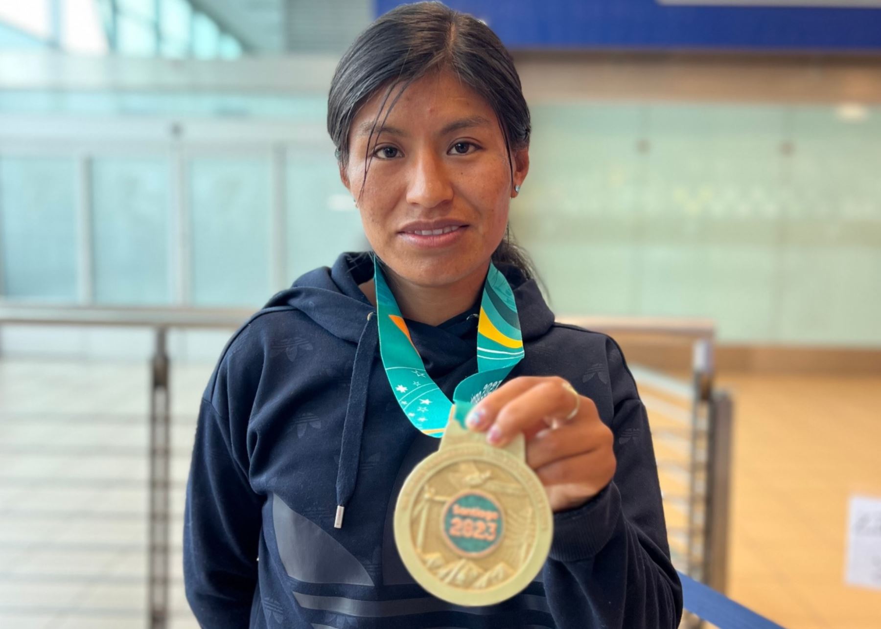 Luz Mery Rojas muestra su medalla de oro obtenida en los Juegos Panamericanos Santiago 2023