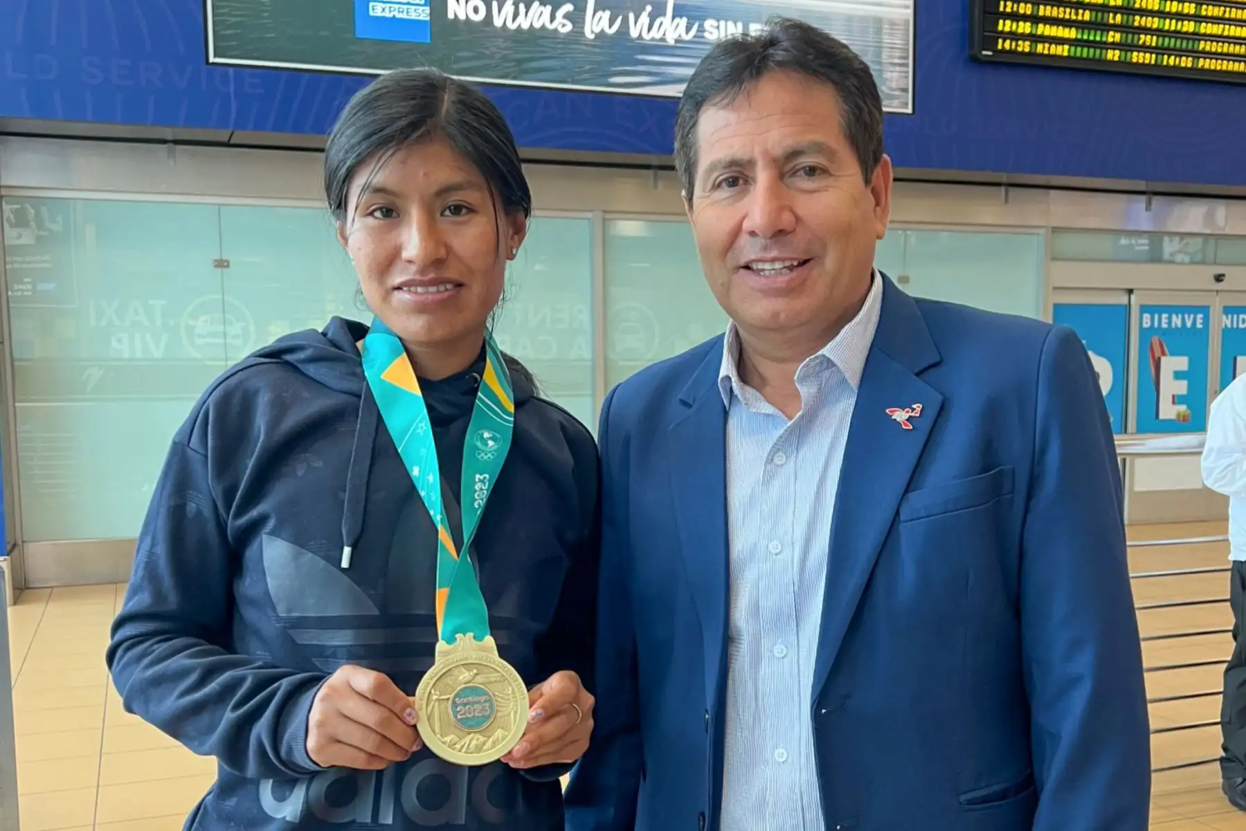 Arropada con los aplausos sonoros de los peruanos que resaltaron su hazaña, la atleta Luz Mery Rojas llegó este miércoles a Lima procedente de Santiago, donde se coronó campeona en los Juegos Panamericanos al quedarse con la medalla de oro en los 10,000 metros. La deportista de Huancayo fue recibida por el presidente del Instituto Peruano del Deporte (IPD), Guido Flores Marchan.
Foto: ANDINA/IPD