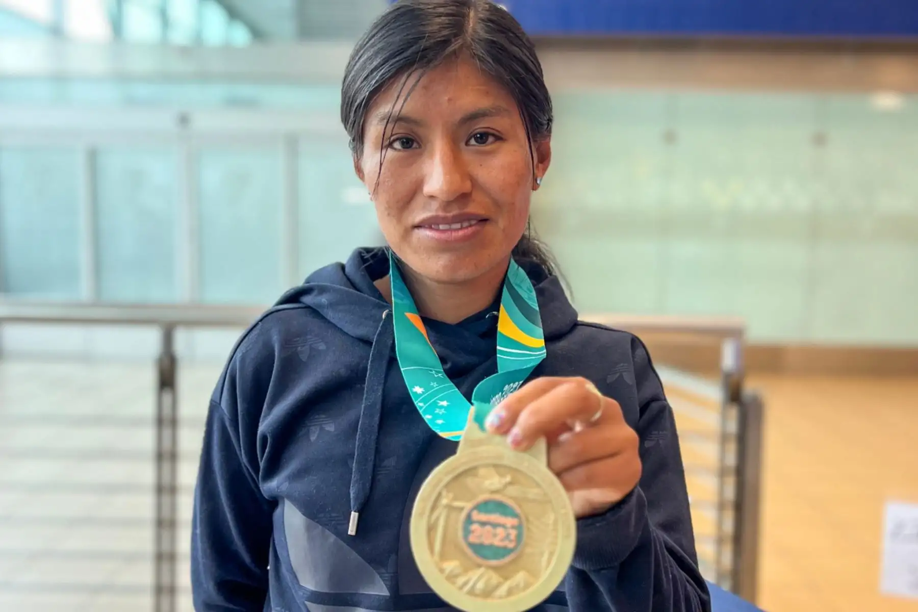 Arropada con los aplausos sonoros de los peruanos que resaltaron su hazaña, la atleta Luz Mery Rojas llegó este miércoles a Lima procedente de Santiago, donde se coronó campeona en los Juegos Panamericanos al quedarse con la medalla de oro en los 10,000 metros. La deportista de Huancayo fue recibida por el presidente del Instituto Peruano del Deporte (IPD), Guido Flores Marchan.
Foto: ANDINA/IPD