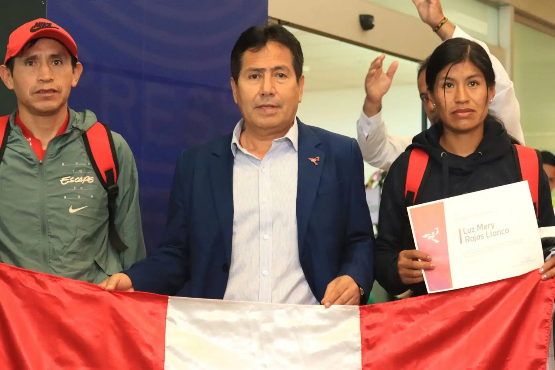 Arropada con los aplausos sonoros de los peruanos que resaltaron su hazaña, la atleta Luz Mery Rojas llegó este miércoles a Lima procedente de Santiago, donde se coronó campeona en los Juegos Panamericanos al quedarse con la medalla de oro en los 10,000 metros. La deportista de Huancayo fue recibida por el presidente del Instituto Peruano del Deporte (IPD), Guido Flores Marchan.
Foto: ANDINA/IPD