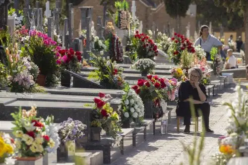 Habrá algunas personas que desearán ser cremadas; otras, enterradas. Es un tema del que a nadie le gusta hablar, pero hay que hacerlo y dejar en claro todo tipo de situaciones, aconseja médico geriatra. Foto: Efe.