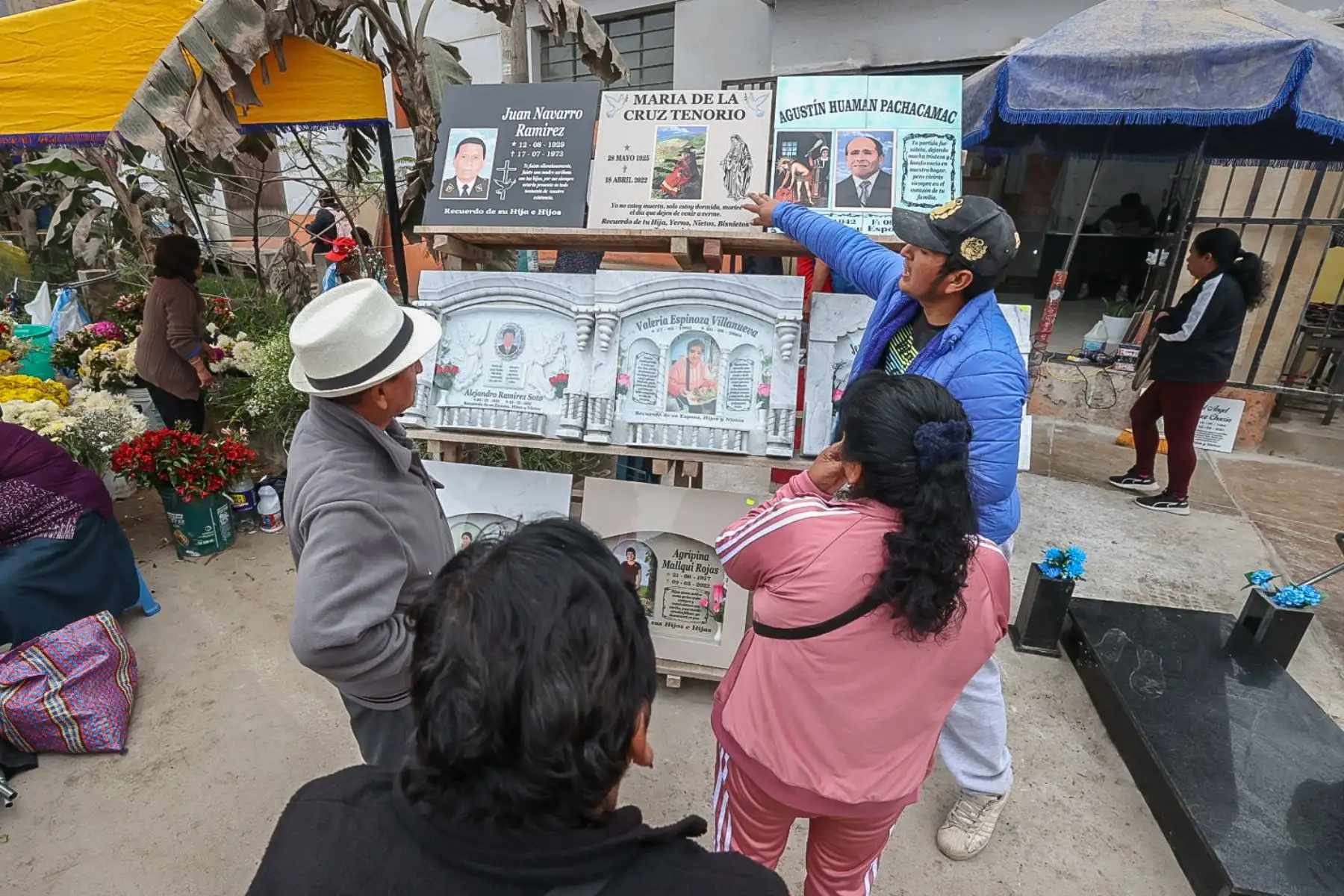 Cada 1 de noviembre miles de familias se abren paso entre los cerros de Villa María del Triunfo, desde muy tempranas horas entre acordes de encendidos huainos y humeantes caldos de mote, cerdos recién horneados y cuyes de campeonato,  recorren sus faldas en busca de sus seres queridos enterrados en el Cementerio Virgen de Lourdes, conocido popularmente como Nueva Esperanza el camposanto más grande del Sudamérica y el segundo más grande del mundo.
Foto: ANDINA/Juan Carlos Guzmán