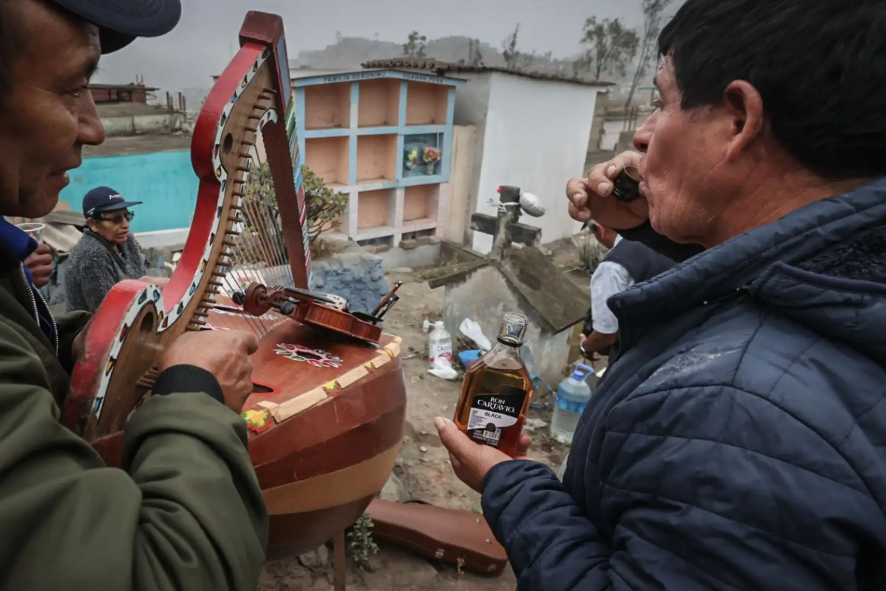 Cada 1 de noviembre miles de familias se abren paso entre los cerros de Villa María del Triunfo, desde muy tempranas horas entre acordes de encendidos huainos y humeantes caldos de mote, cerdos recién horneados y cuyes de campeonato,  recorren sus faldas en busca de sus seres queridos enterrados en el Cementerio Virgen de Lourdes, conocido popularmente como Nueva Esperanza el camposanto más grande del Sudamérica y el segundo más grande del mundo.
Foto: ANDINA/Juan Carlos Guzmán