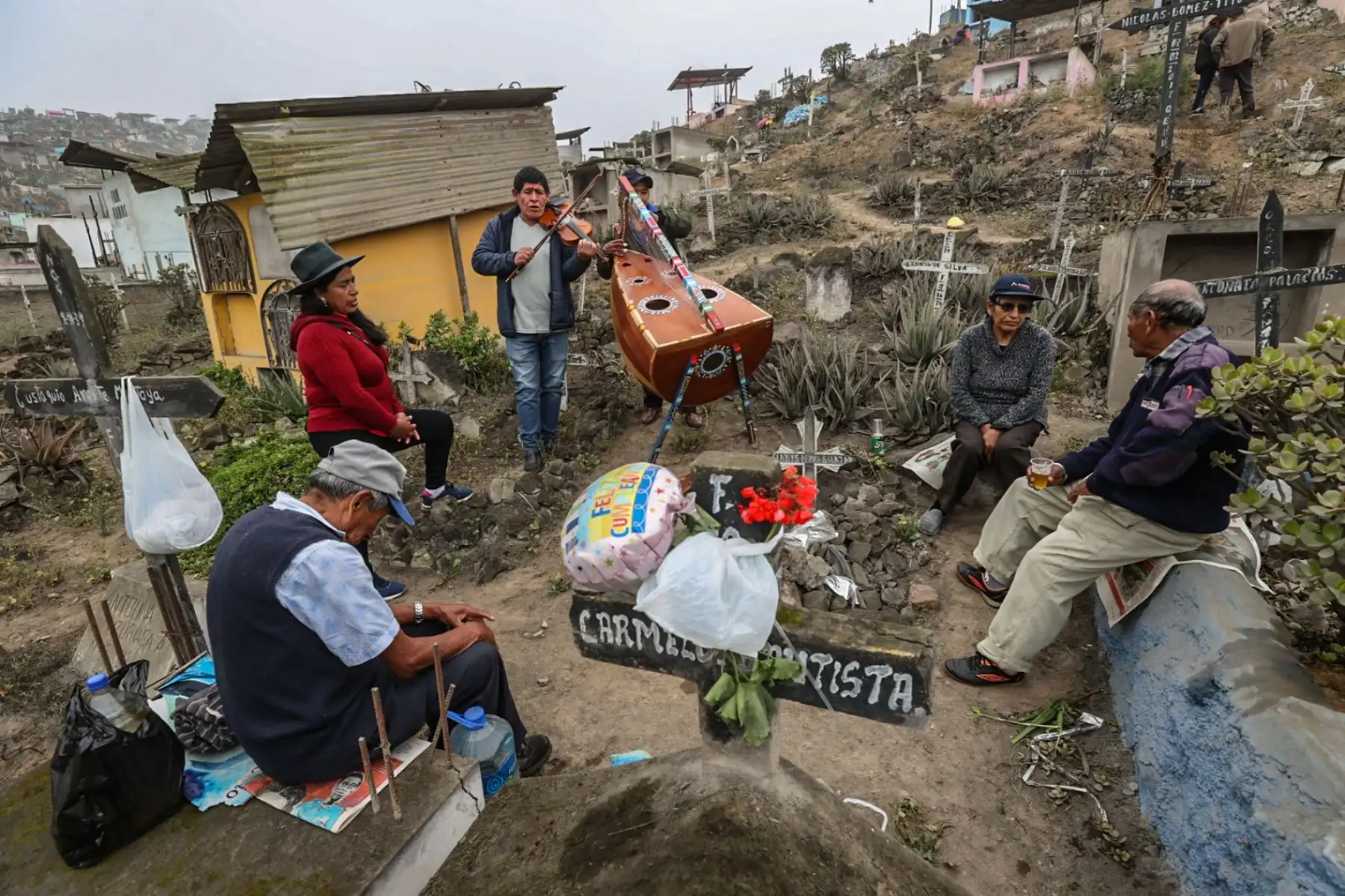 Cada 1 de noviembre miles de familias se abren paso entre los cerros de Villa María del Triunfo, desde muy tempranas horas entre acordes de encendidos huainos y humeantes caldos de mote, cerdos recién horneados y cuyes de campeonato,  recorren sus faldas en busca de sus seres queridos enterrados en el Cementerio Virgen de Lourdes, conocido popularmente como Nueva Esperanza el camposanto más grande del Sudamérica y el segundo más grande del mundo.
Foto: ANDINA/Juan Carlos Guzmán