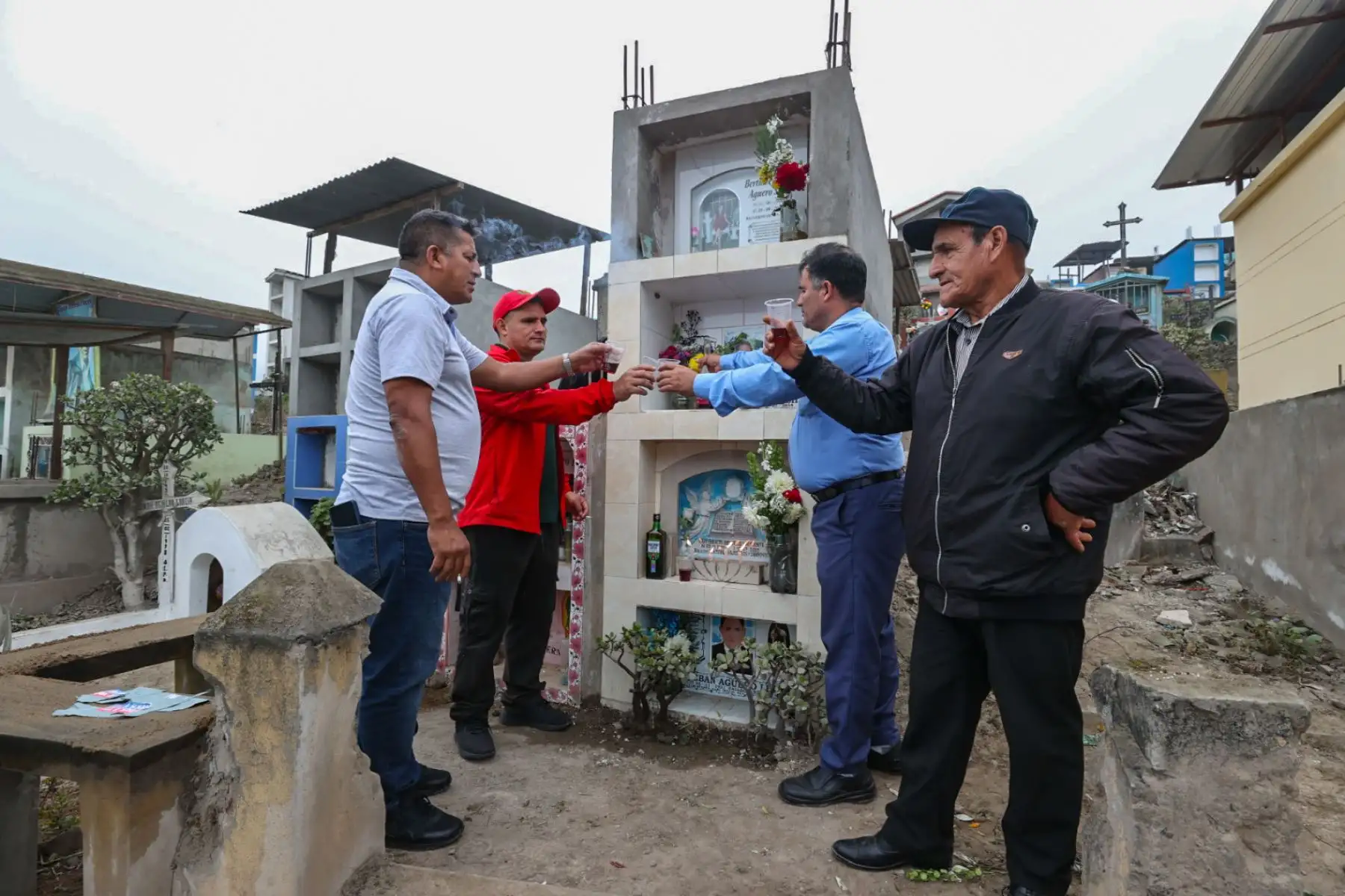 Cada 1 de noviembre miles de familias se abren paso entre los cerros de Villa María del Triunfo, desde muy tempranas horas entre acordes de encendidos huainos y humeantes caldos de mote, cerdos recién horneados y cuyes de campeonato,  recorren sus faldas en busca de sus seres queridos enterrados en el Cementerio Virgen de Lourdes, conocido popularmente como Nueva Esperanza el camposanto más grande del Sudamérica y el segundo más grande del mundo.
Foto: ANDINA/Juan Carlos Guzmán