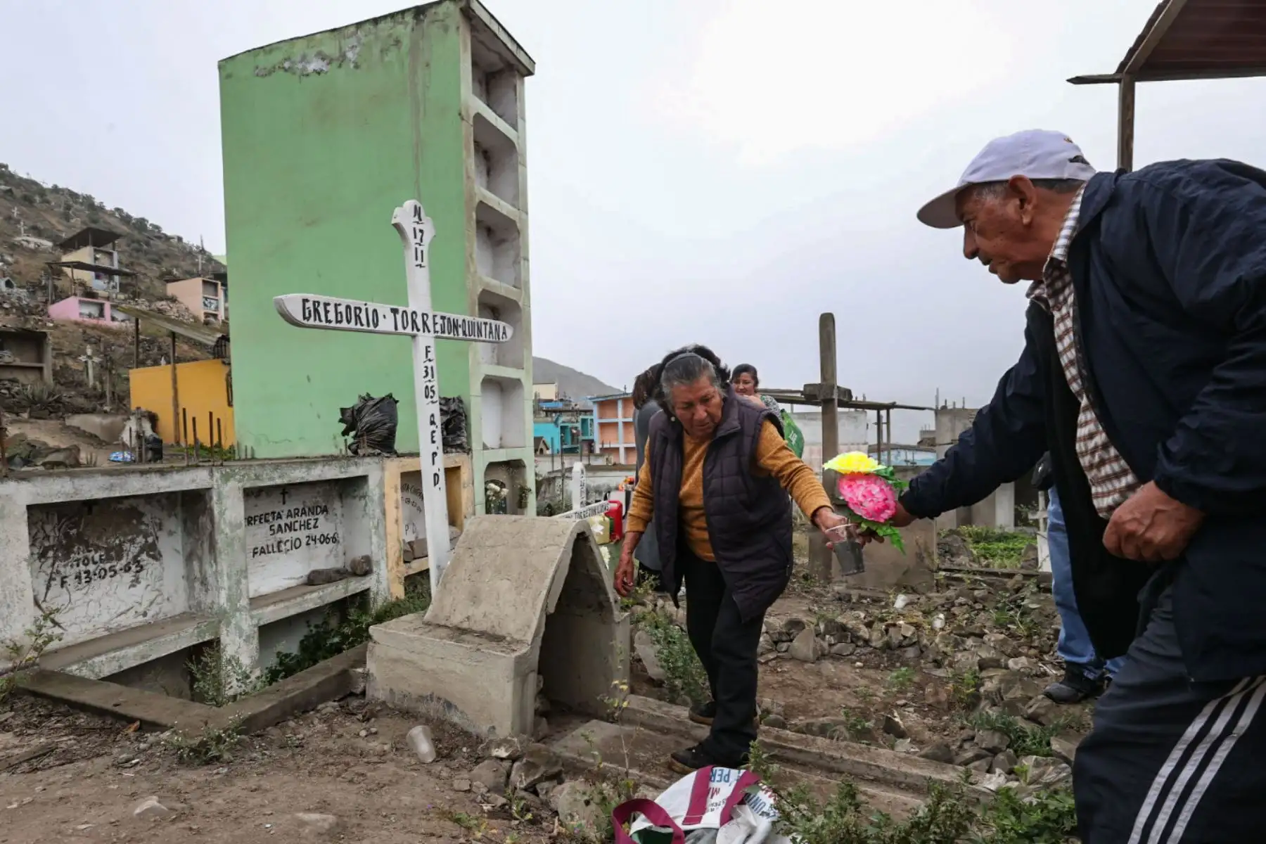 Cada 1 de noviembre miles de familias se abren paso entre los cerros de Villa María del Triunfo, desde muy tempranas horas entre acordes de encendidos huainos y humeantes caldos de mote, cerdos recién horneados y cuyes de campeonato,  recorren sus faldas en busca de sus seres queridos enterrados en el Cementerio Virgen de Lourdes, conocido popularmente como Nueva Esperanza el camposanto más grande del Sudamérica y el segundo más grande del mundo.
Foto: ANDINA/Juan Carlos Guzmán