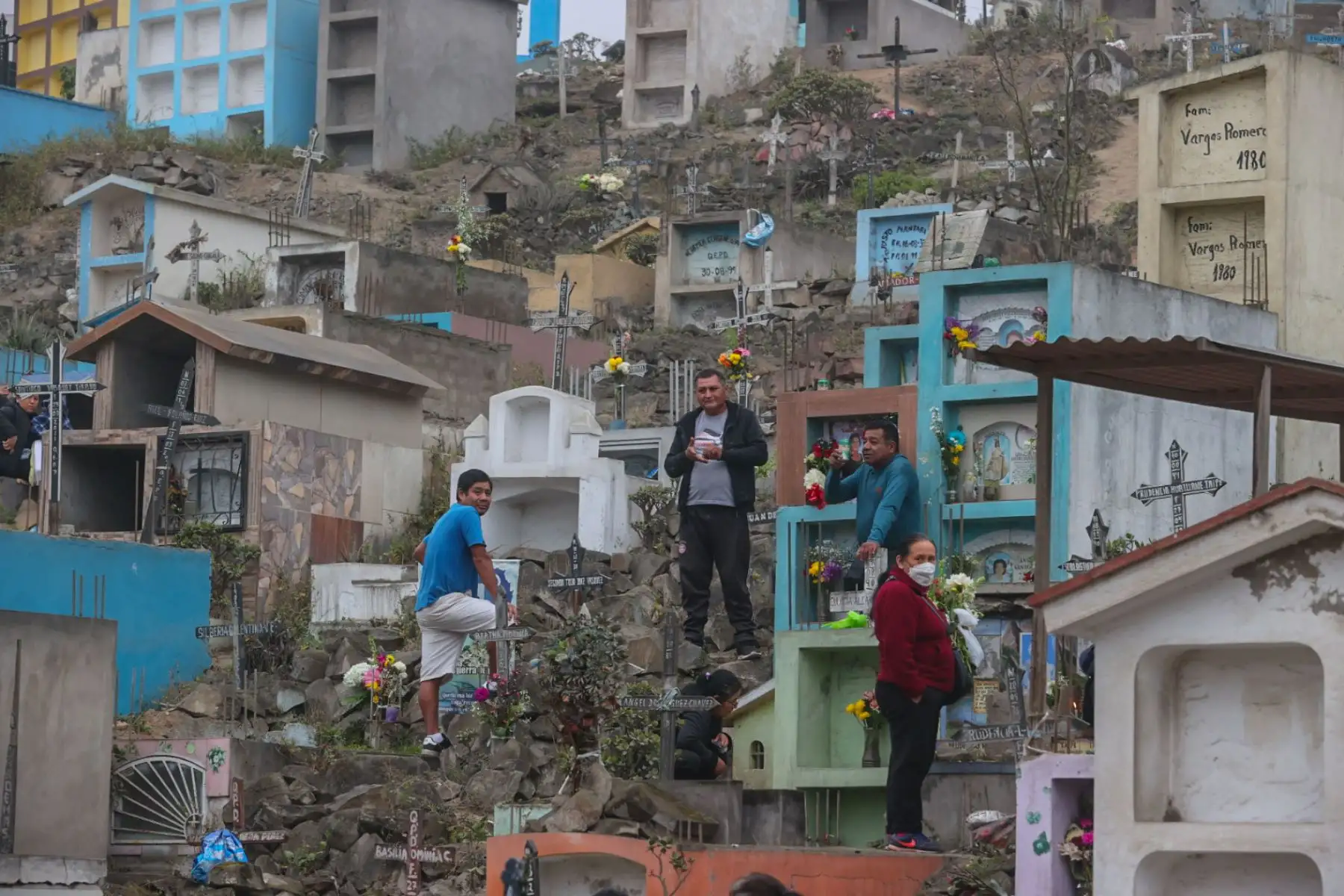 Cada 1 de noviembre miles de familias se abren paso entre los cerros de Villa María del Triunfo, desde muy tempranas horas entre acordes de encendidos huainos y humeantes caldos de mote, cerdos recién horneados y cuyes de campeonato,  recorren sus faldas en busca de sus seres queridos enterrados en el Cementerio Virgen de Lourdes, conocido popularmente como Nueva Esperanza el camposanto más grande del Sudamérica y el segundo más grande del mundo.
Foto: ANDINA/Juan Carlos Guzmán