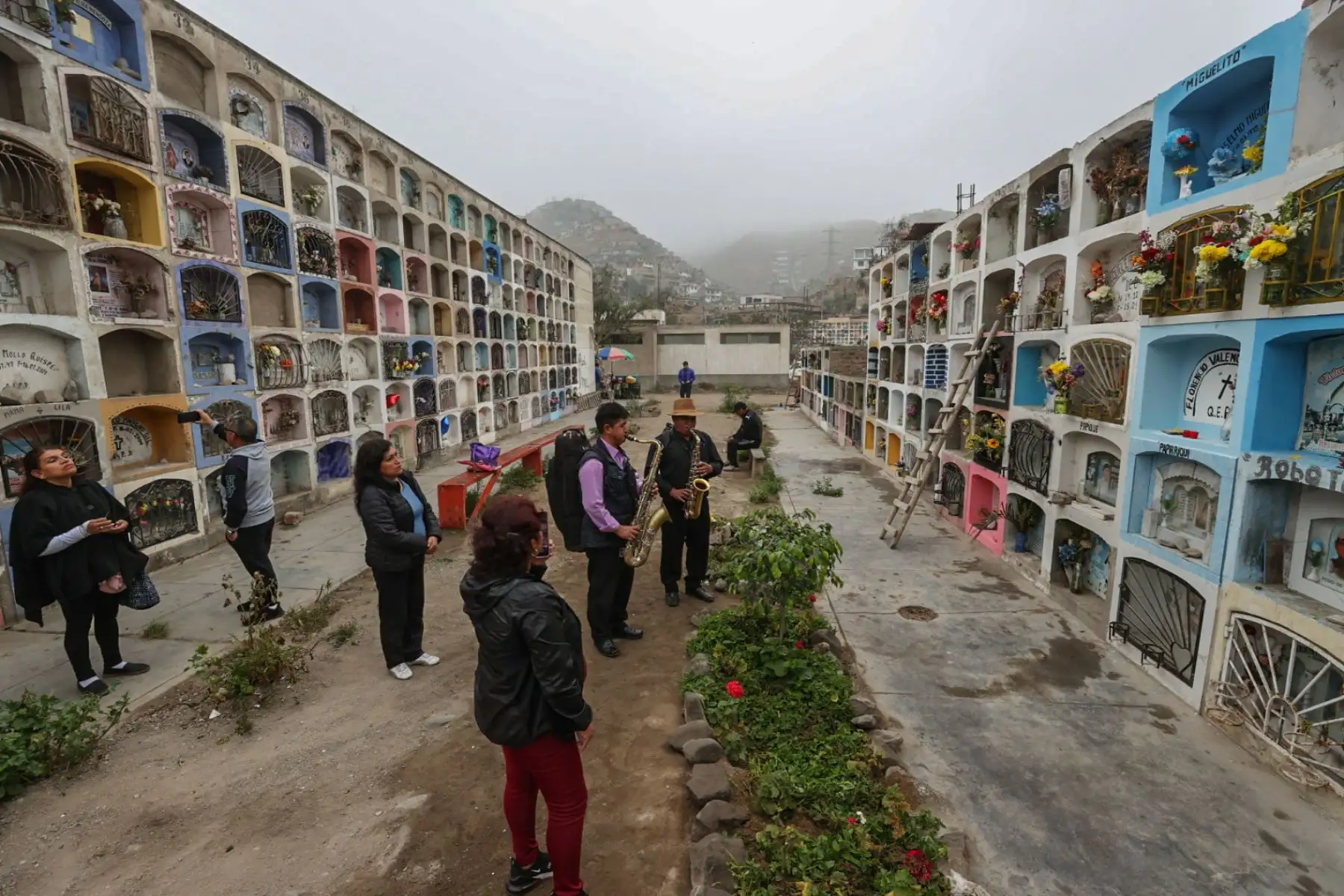 Cada 1 de noviembre miles de familias se abren paso entre los cerros de Villa María del Triunfo, desde muy tempranas horas entre acordes de encendidos huainos y humeantes caldos de mote, cerdos recién horneados y cuyes de campeonato,  recorren sus faldas en busca de sus seres queridos enterrados en el Cementerio Virgen de Lourdes, conocido popularmente como Nueva Esperanza el camposanto más grande del Sudamérica y el segundo más grande del mundo.
Foto: ANDINA/Juan Carlos Guzmán