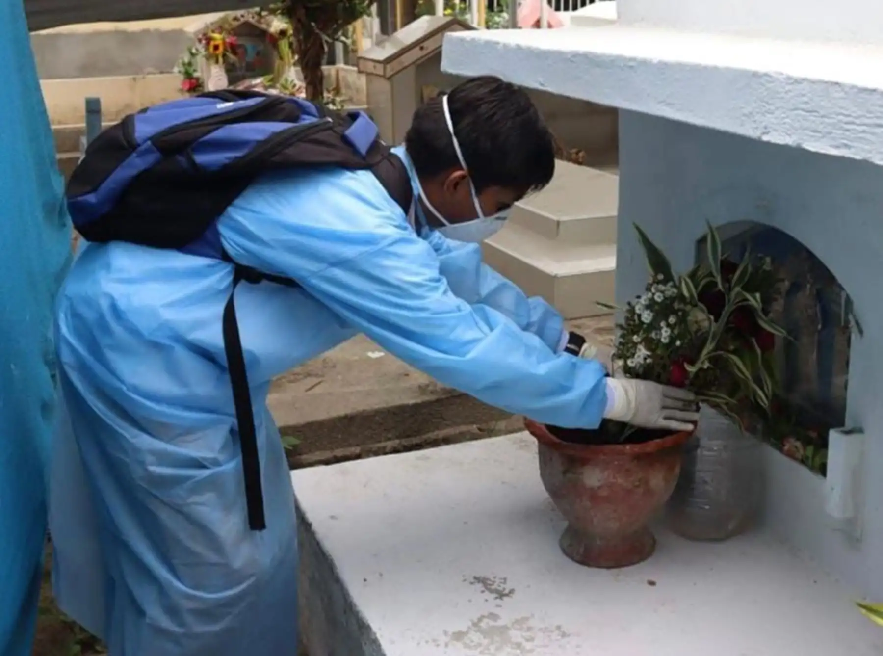 Brigadas de la Dirección de Salud de Tumbes activan plan de prevención en Tumbes contra el dengue por velaciones, una tradición que se realiza por el Día de Todos los Santos.