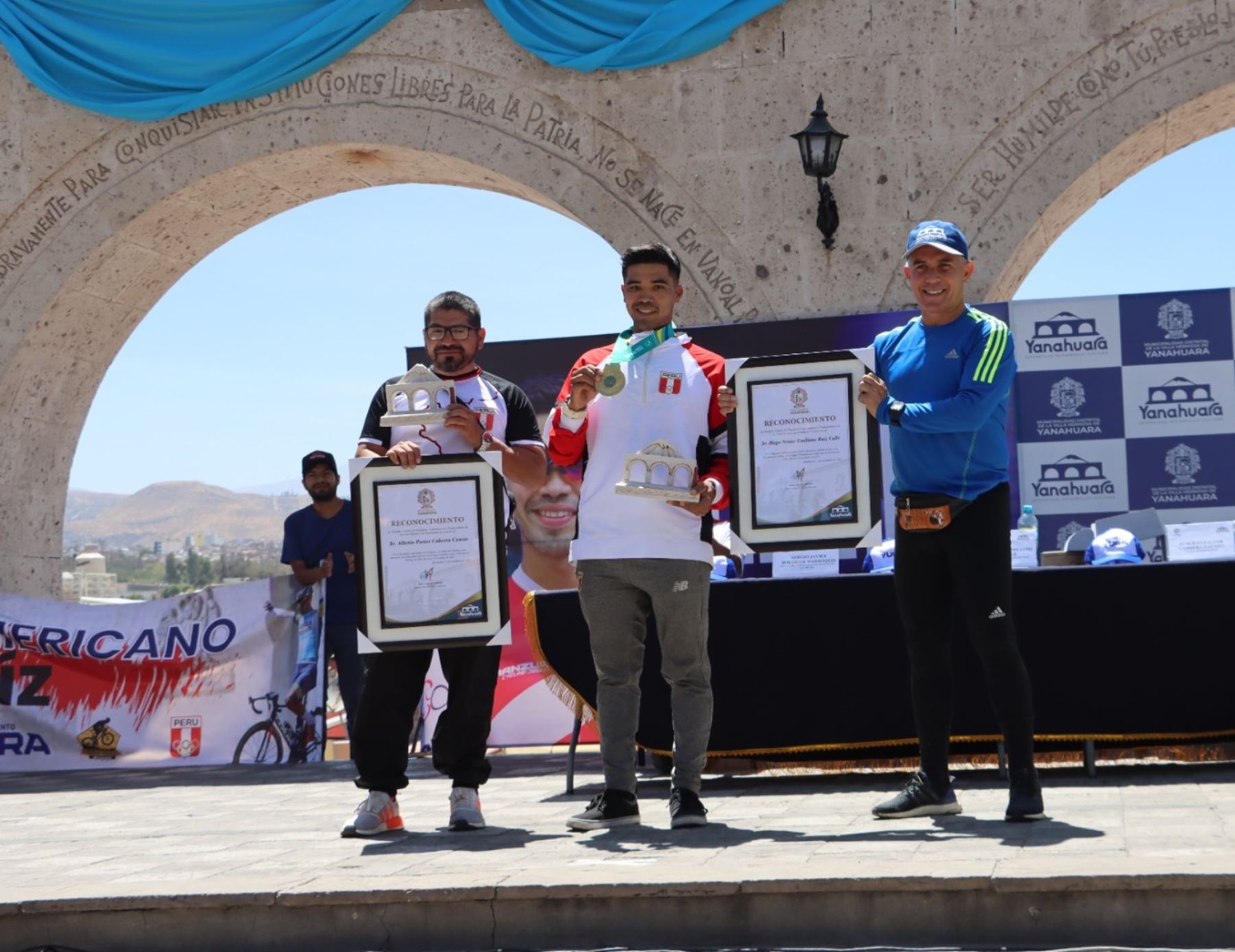 En un ambiente festivo Arequipa recibió con honores a Hugo Ruiz, medalla de oro en ciclismo en los Juegos Panamericanos Santiago 2023. La ceremonia de reconocimiento al destacado deportista se desarrolló en el distrito de Yanahuara. Foto: Rocío Méndez