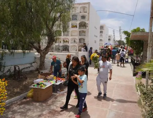 Cientos iqueños acudieron hoy a los cementerios de Ica para visitar a sus familiares difuntos por el Día de Todos los Santos. Foto: Genry Bautista