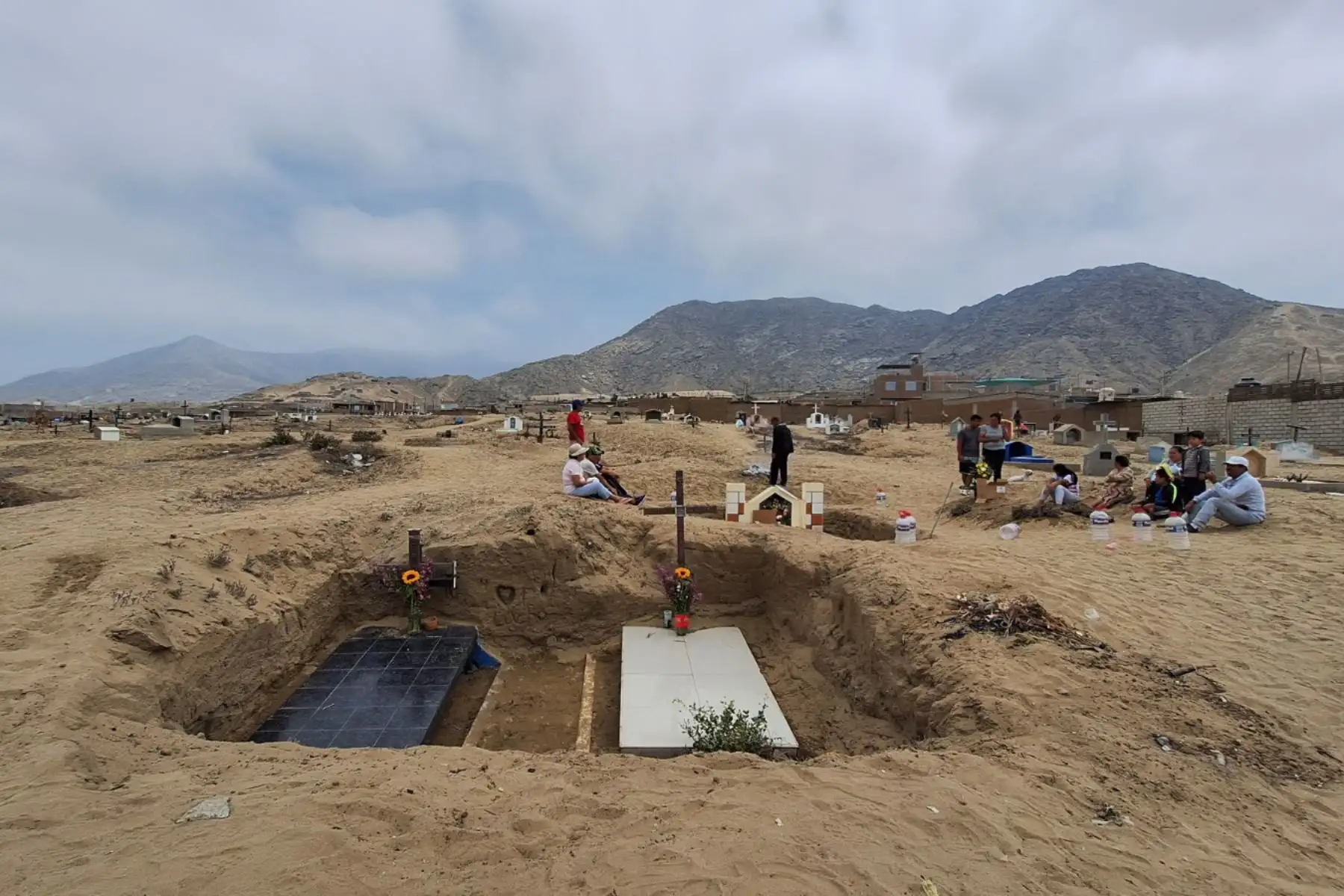 En el Día de Todos los Santos, decenas de personas con ramos de flores sin amarrar, franelas de colores y botellones llenos de agua caminan en fila india para subir hasta las faldas desérticas de un cerro que delimita los distritos trujillanos de El Porvenir y Laredo, en la región La Libertad, para visitar a aquel familiar o amigo que se adelantó en la partida. Lo conocen como el cementerio “La vida no vale nada”, y fue bautizado así porque dicen que allí llegan los que nadie recuerda, los que a nadie importa, los que la pobreza y miseria ha castigado tanto que es imposible tener siquiera un entierro digno. 
Foto: ANDINA/Carlos Chávez Contreras