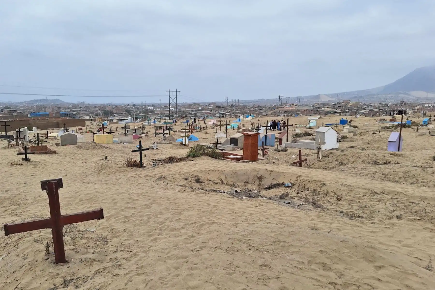 El costo por ser enterrado en esas faldas áridas de este cerro, en la cuarta etapa del sector Víctor Raúl, es apenas las gotas de sudor de los familiares para cavar el hueco donde finalmente reposarán los restos sin vida del familiar o amigo. Fue creado hace cerca de 30 años, pero no tiene cerco, ni un letrero que anuncie la proximidad de un campo santo, solo las cruces sirven de señal que estamos llegando a un cementerio. Los vecinos dicen que allí solo se va de día, porque de noche es peligroso. Alrededor de 3500 personas habría enterradas allí, entre el polvo y el olvido.
Foto: ANDINA/Carlos Chávez Contreras