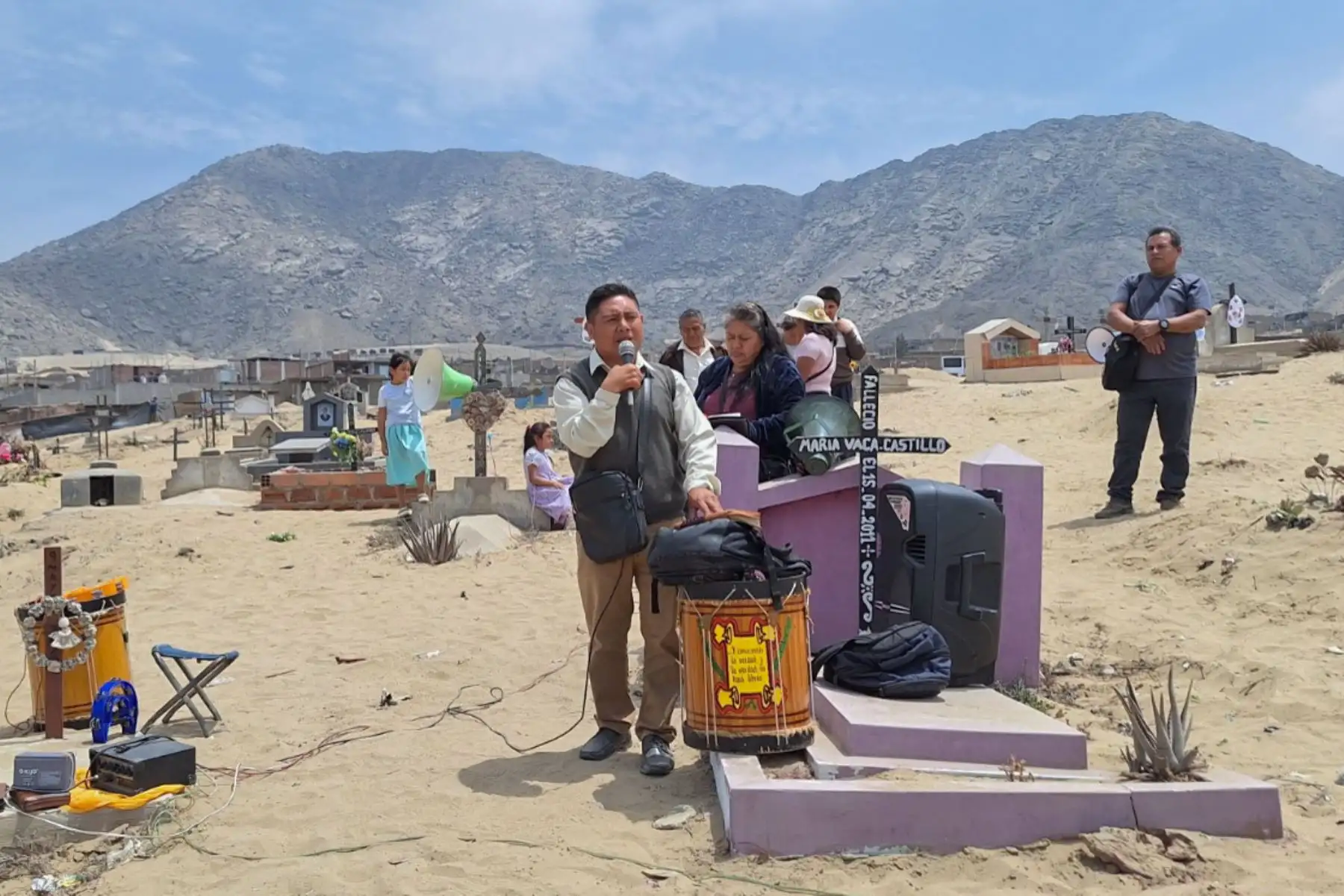 El costo por ser enterrado en esas faldas áridas de este cerro, en la cuarta etapa del sector Víctor Raúl, es apenas las gotas de sudor de los familiares para cavar el hueco donde finalmente reposarán los restos sin vida del familiar o amigo. Fue creado hace cerca de 30 años, pero no tiene cerco, ni un letrero que anuncie la proximidad de un campo santo, solo las cruces sirven de señal que estamos llegando a un cementerio. Los vecinos dicen que allí solo se va de día, porque de noche es peligroso. Alrededor de 3500 personas habría enterradas allí, entre el polvo y el olvido.
Foto: ANDINA/Carlos Chávez Contreras