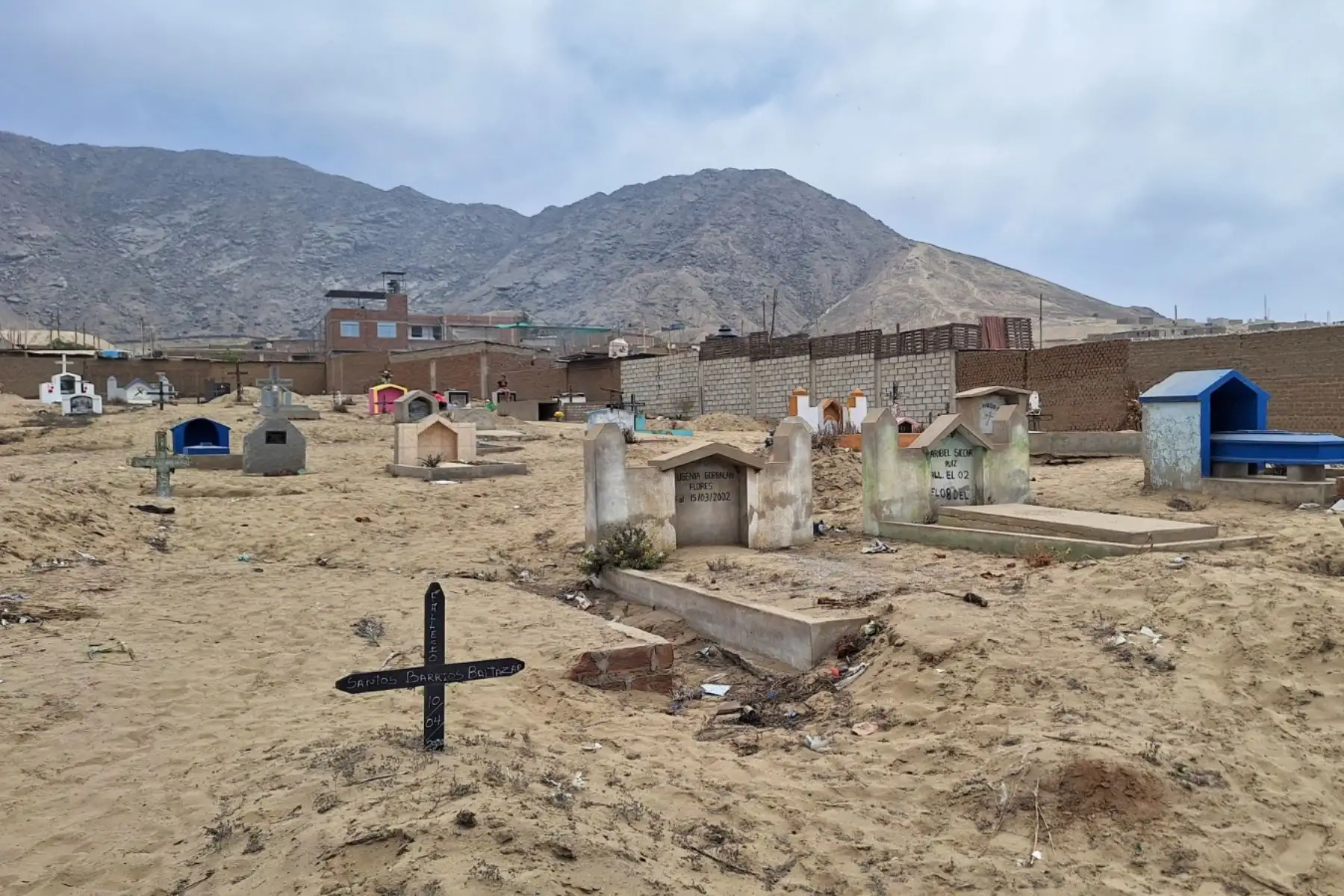 En el Día de Todos los Santos, decenas de personas con ramos de flores sin amarrar, franelas de colores y botellones llenos de agua caminan en fila india para subir hasta las faldas desérticas de un cerro que delimita los distritos trujillanos de El Porvenir y Laredo, en la región La Libertad, para visitar a aquel familiar o amigo que se adelantó en la partida. Lo conocen como el cementerio “La vida no vale nada”, y fue bautizado así porque dicen que allí llegan los que nadie recuerda, los que a nadie impor