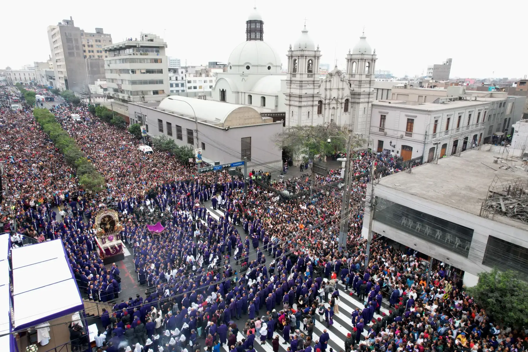 En su quinto y último recorrido por Lima, la imagen del Señor de los Milagros salió de la iglesia Las Nazarenas y recorrió la Av. Tacna, los jirones Callao y Chancay, y la Av. Emancipación. Foto: ANDINA/Daniel Bracamonte