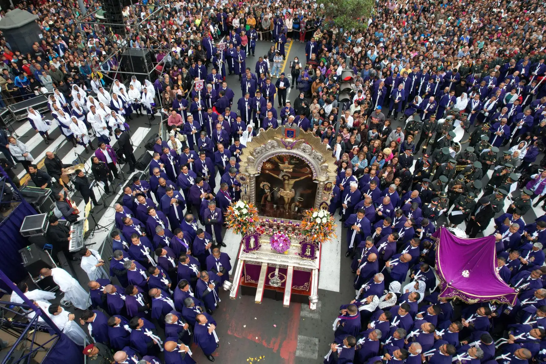 Antes de realizar el quinto y último recorrido de la imagen del Señor de los Milagros por el Centro de Lima, se ofició una misa en el cruce de la Av. Tacna con Jr. Huancavelica, con una masiva concurrencia de fieles. Foto: ANDINA/Daniel Bracamonte
