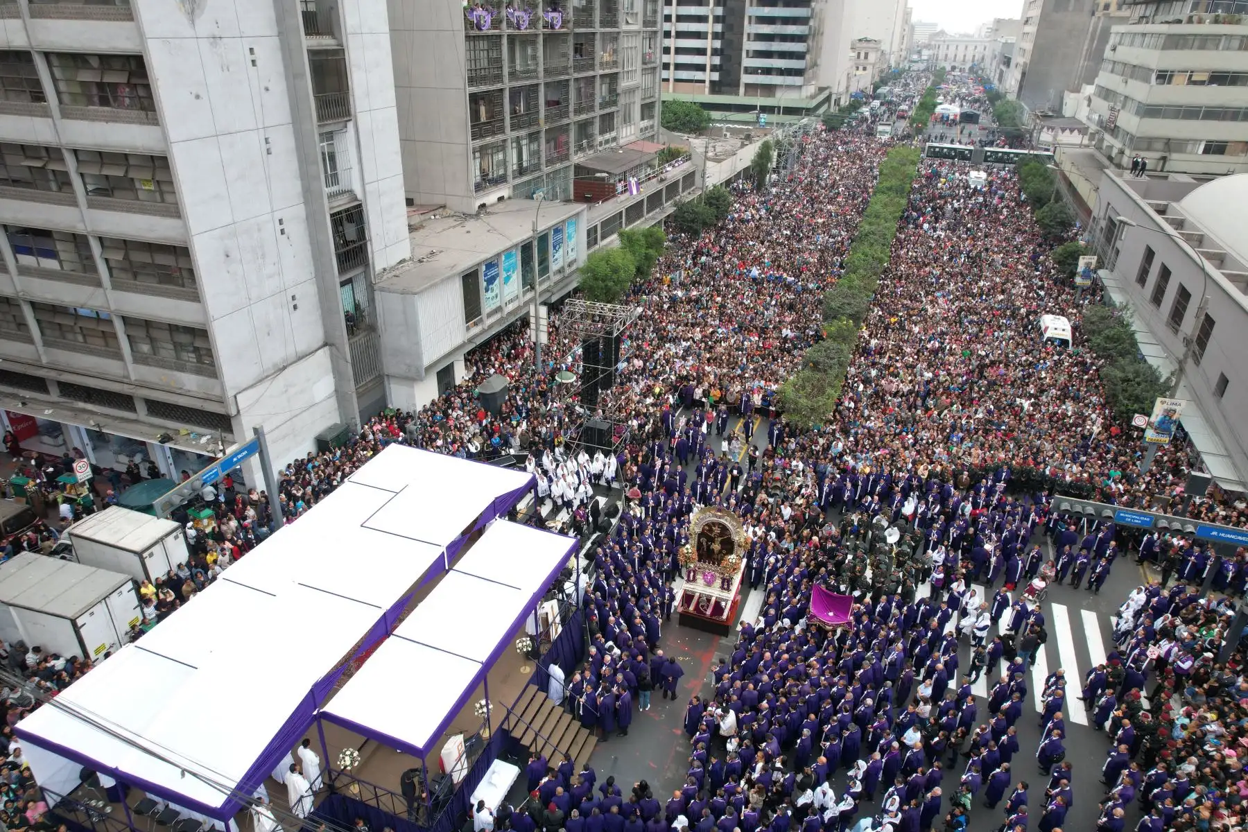 En su quinto y último recorrido por Lima, la imagen del Señor de los Milagros salió de la iglesia Las Nazarenas y recorrió la Av. Tacna, los jirones Callao y Chancay, y la Av. Emancipación. Foto: ANDINA/Daniel Bracamonte