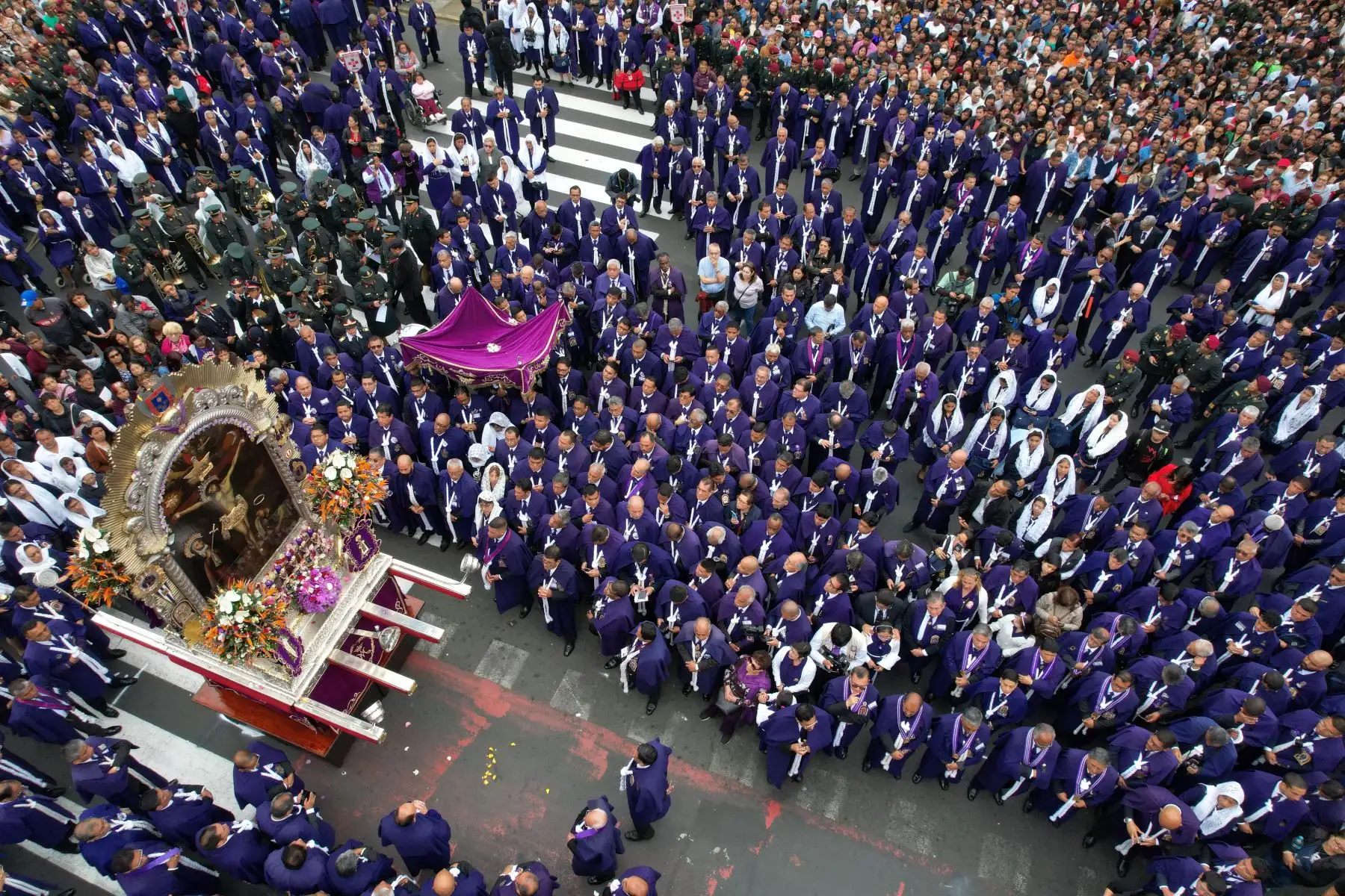 Desde el medio día del miércoles 1 de noviembre, se inició el quinto y último recorrido de la imagen del Señor de los Milagros, acompañado de cientos de fieles por las calles del Centro de Lima. Foto: ANDINA/Daniel Bracamonte