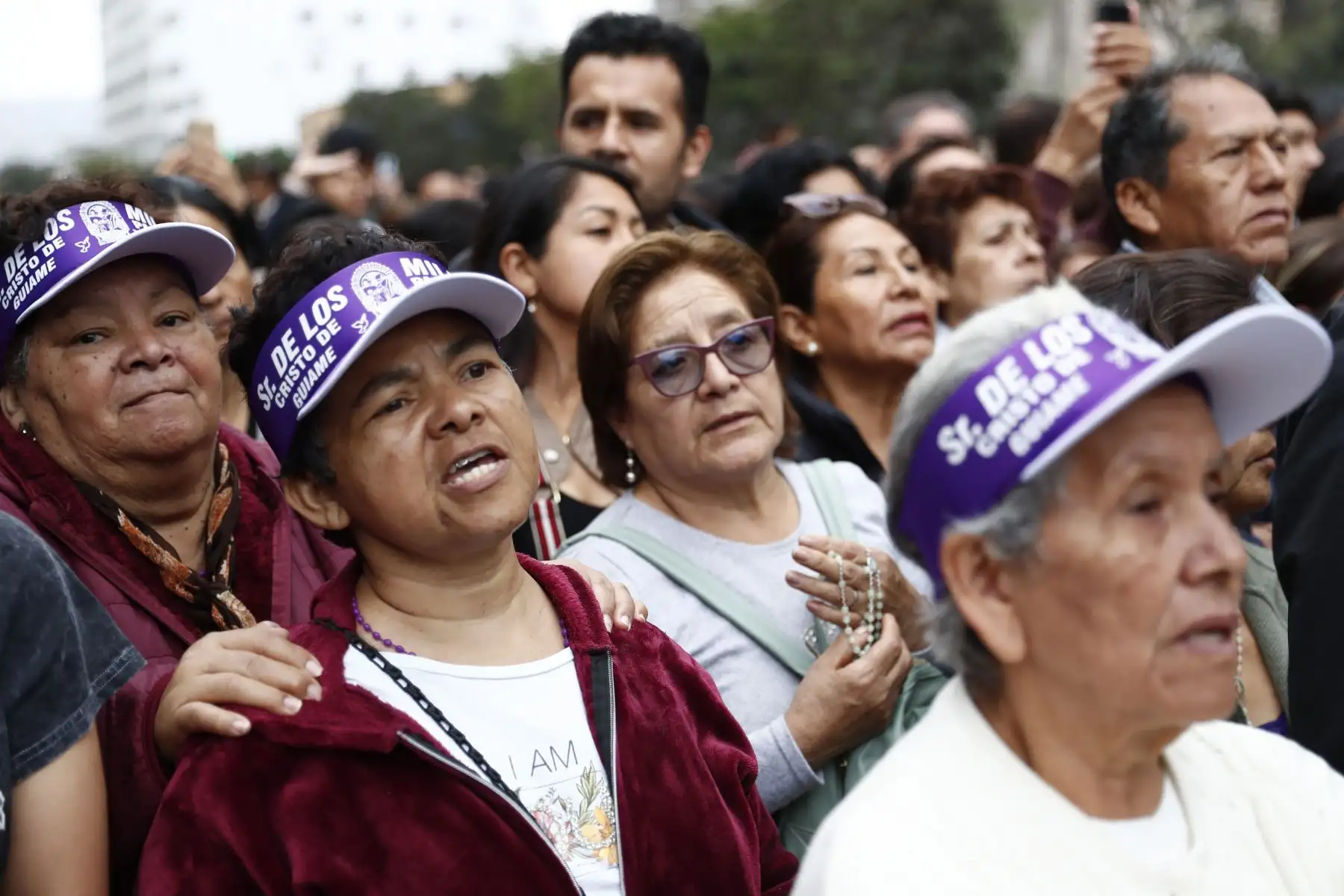 Cientos de personas salen a despedirse de la imagen del Señor de los Milagros en su quinto y último recorrido por Lima. Foto: ANDINA/Daniel Bracamonte