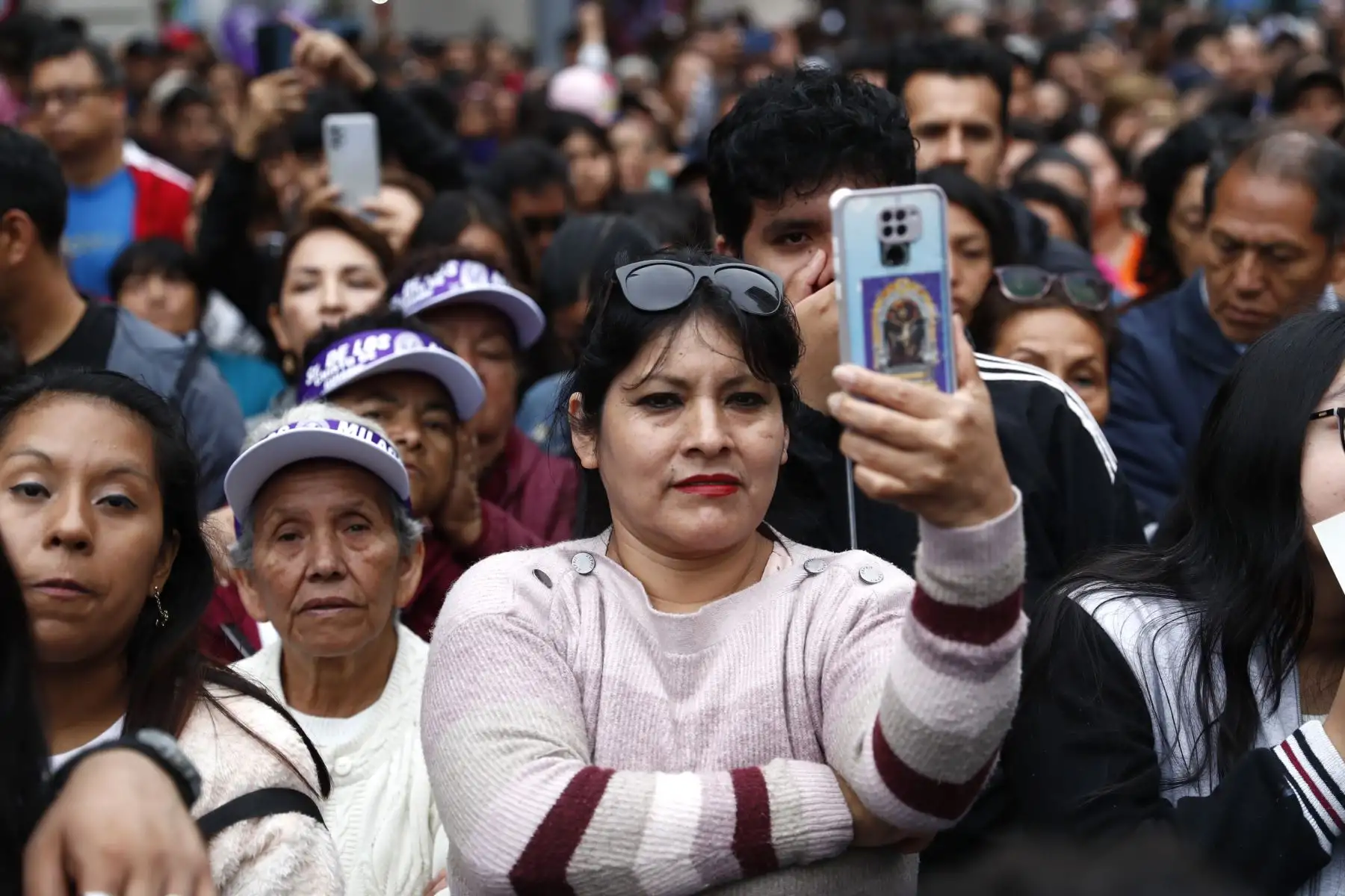 Cientos de personas salen a despedirse de la imagen del Señor de los Milagros en su quinto y último recorrido por Lima. Foto: ANDINA/Daniel Bracamonte