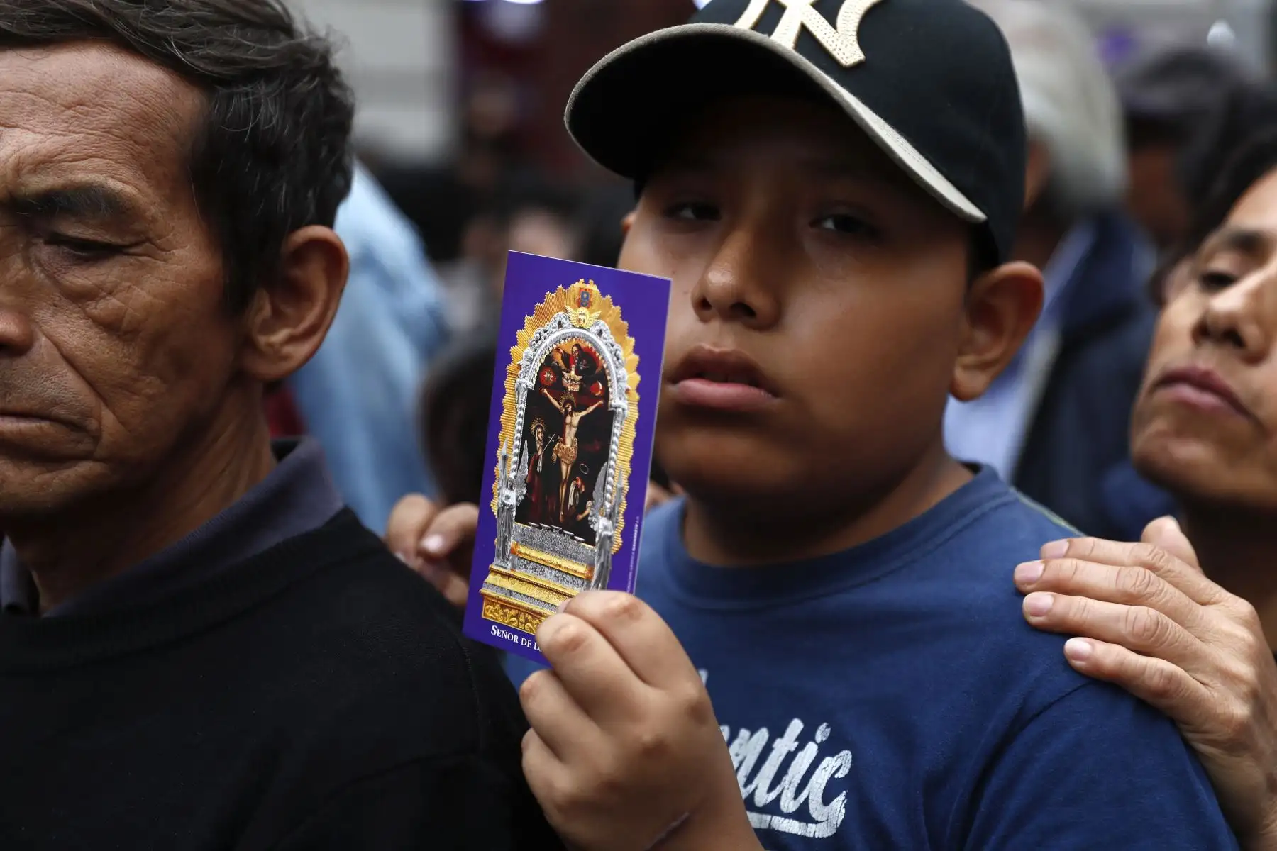 Cientos de personas salen a despedirse de la imagen del Señor de los Milagros en su quinto y último recorrido por Lima. Foto: ANDINA/Daniel Bracamonte
