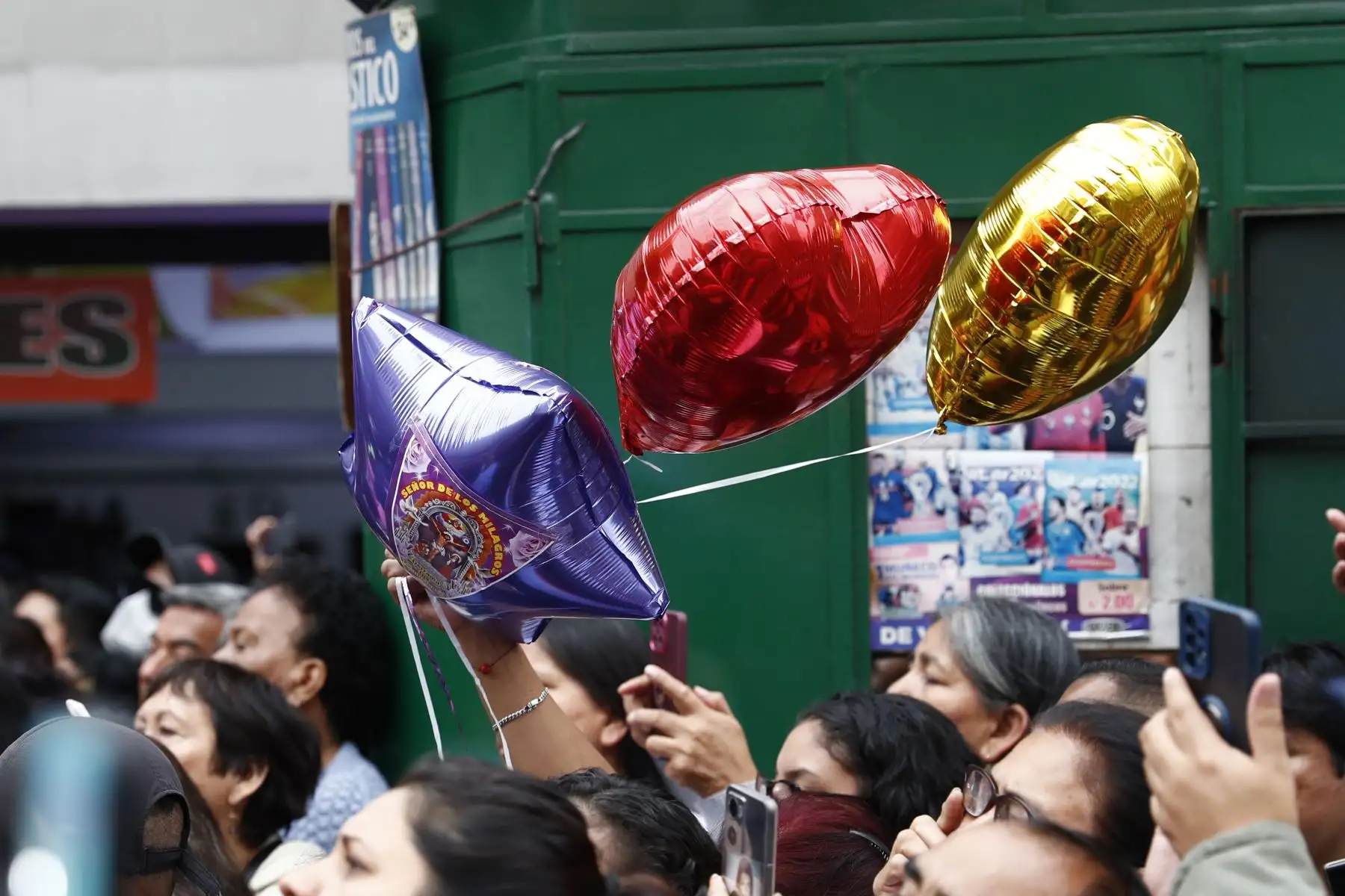 Desde el medio día del miércoles 1 de noviembre, se inició el quinto y último recorrido de la imagen del Señor de los Milagros, acompañado de cientos de fieles por las calles del Centro de Lima. Foto: ANDINA/Daniel Bracamonte