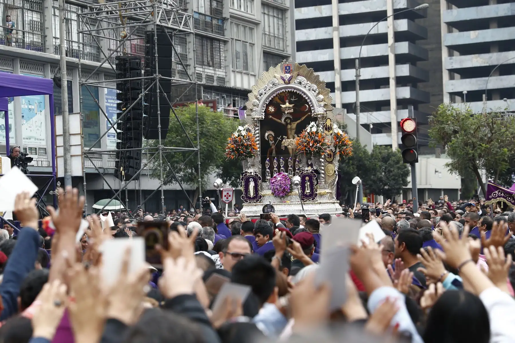 Señor de los Milagros salió de la iglesia Las Nazarenas y recorrió la Av. Tacna, los jirones Callao y Chancay, y la Av. Emancipación. Foto: ANDINA/Daniel Bracamonte