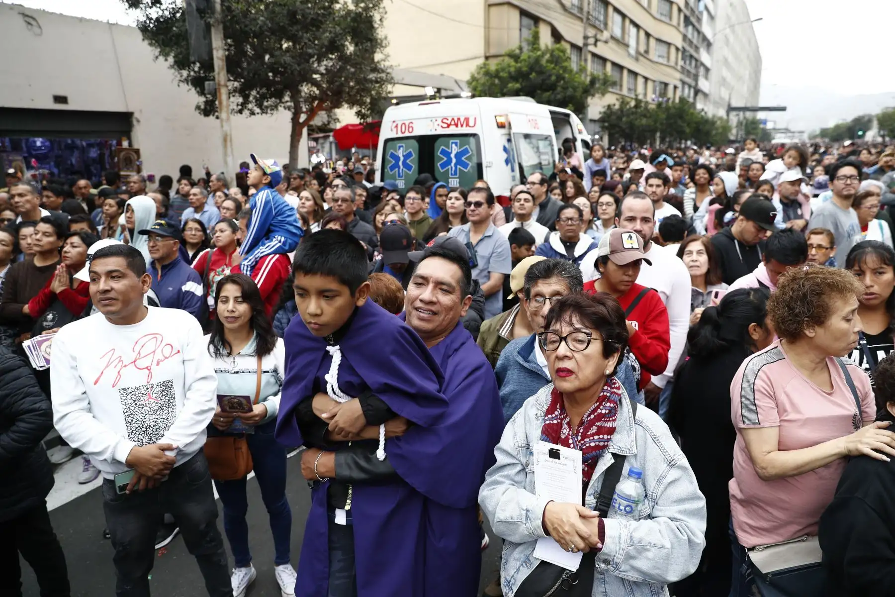 Cientos de personas salen a despedirse de la imagen del Señor de los Milagros en su quinto y último recorrido por Lima. Foto: ANDINA/Daniel Bracamonte
