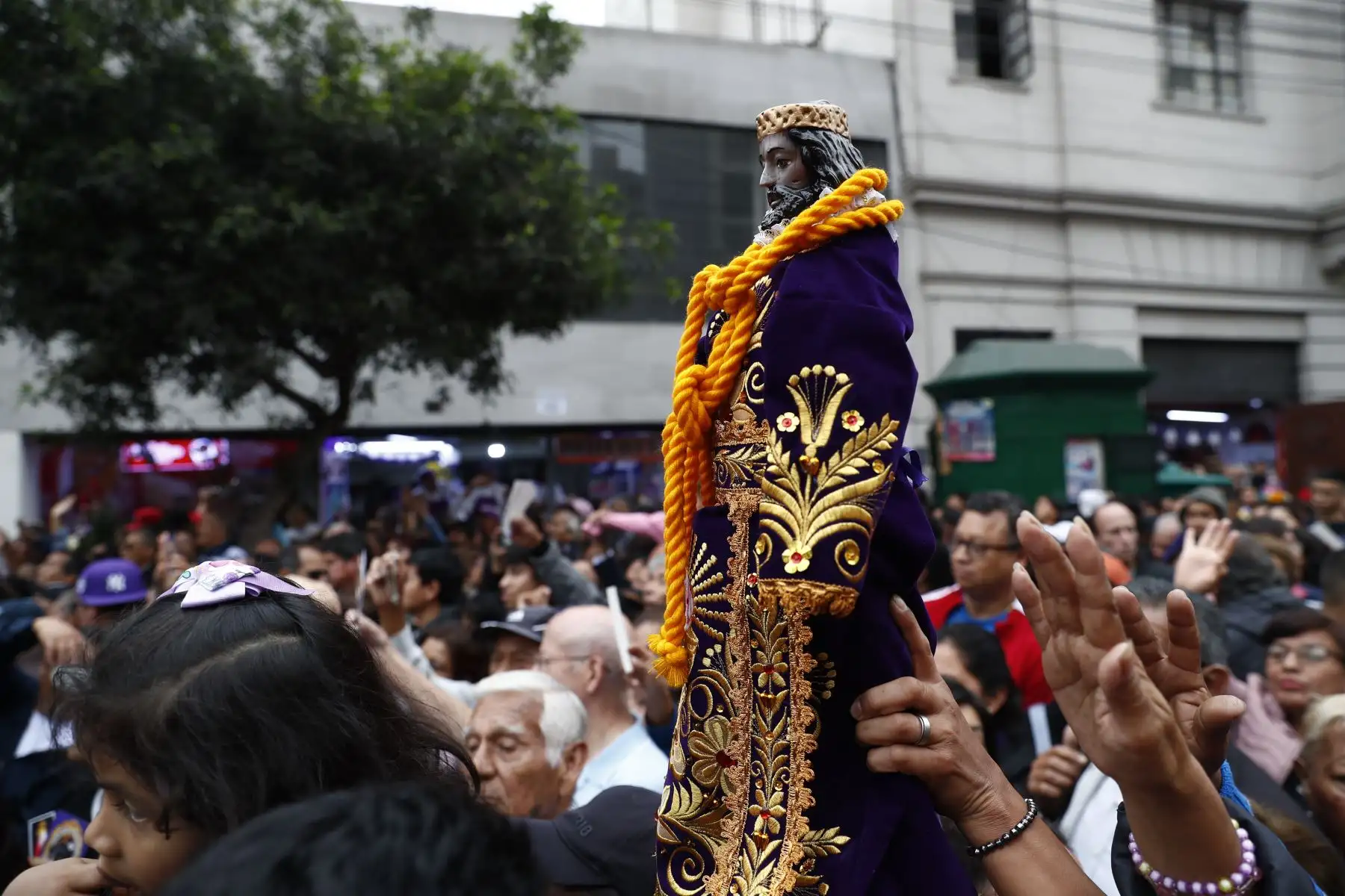 Cientos de personas salen a despedirse de la imagen del Señor de los Milagros en su quinto y último recorrido por Lima. Foto: ANDINA/Daniel Bracamonte