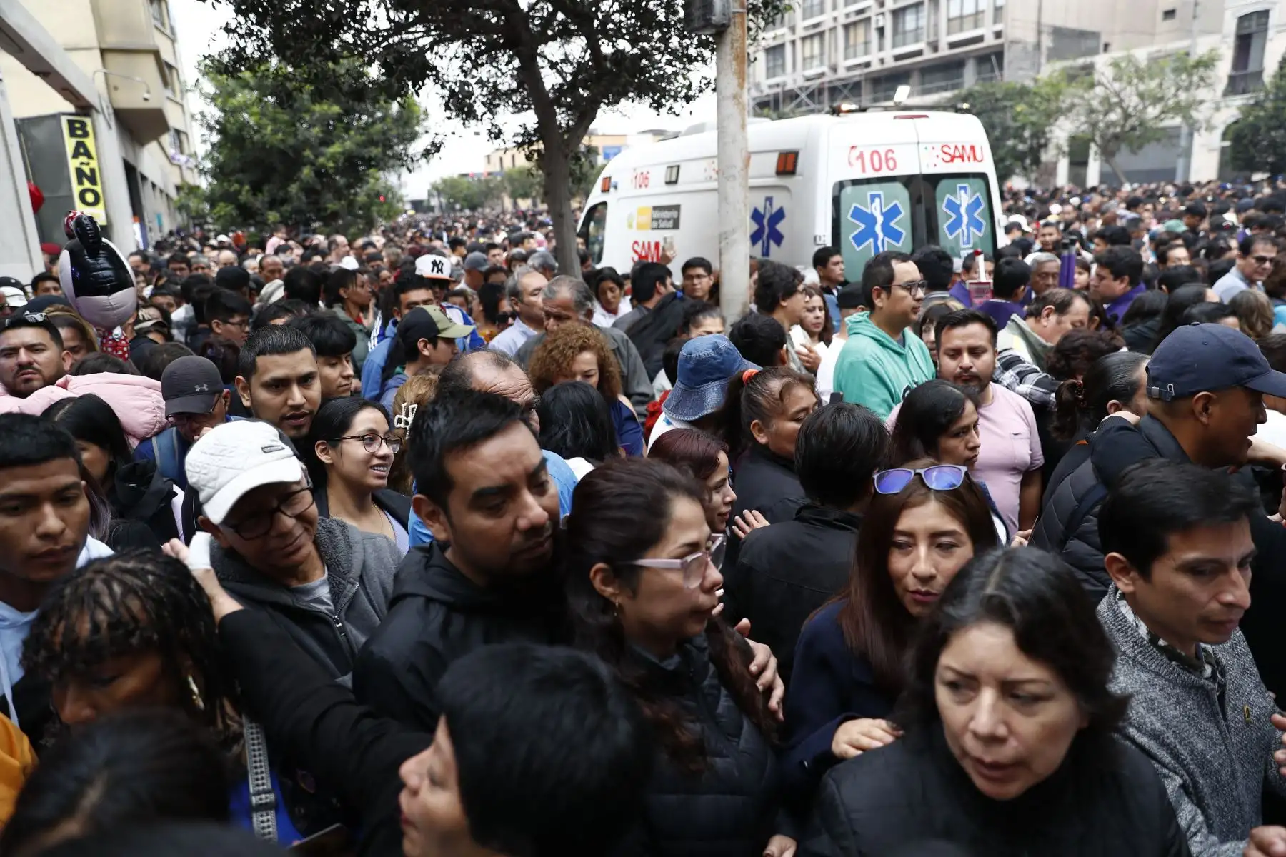 Cientos de personas salen a despedirse de la imagen del Señor de los Milagros en su quinto y último recorrido por Lima. Foto: ANDINA/Daniel Bracamonte