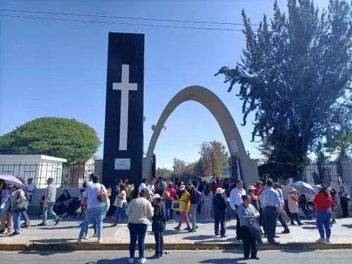 La Apacheta fue uno de los cementerios más concurridos en la ciudad de Arequipa por el Día de Todos los Santos. Foto: Rocío Méndez