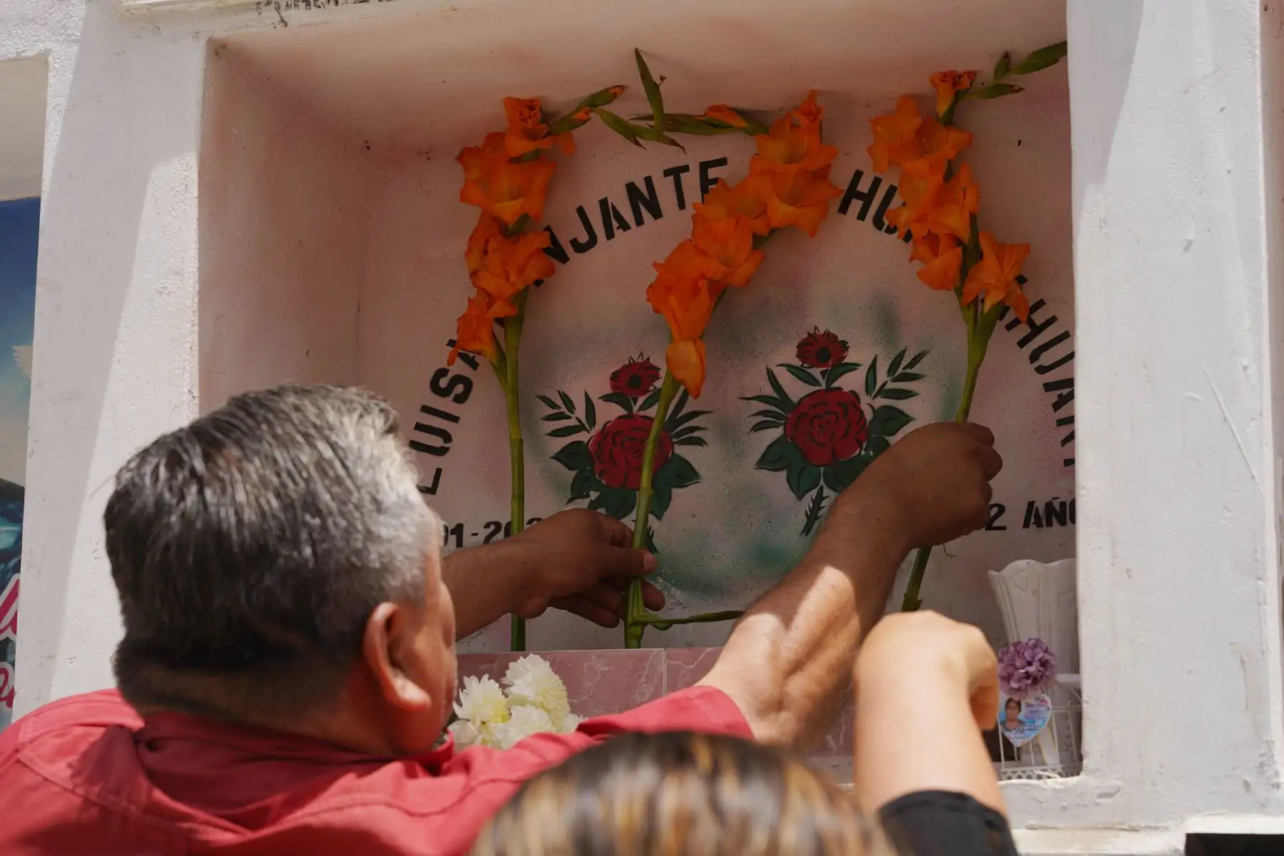 Cientos de iqueños asisten a los diversos cementerios de la ciudad de Ica para visitar las tumbas de sus familiares y seres queridos en el Día de todos Los Santos. Foto: ANDINA/ Foto: Genry Bautista