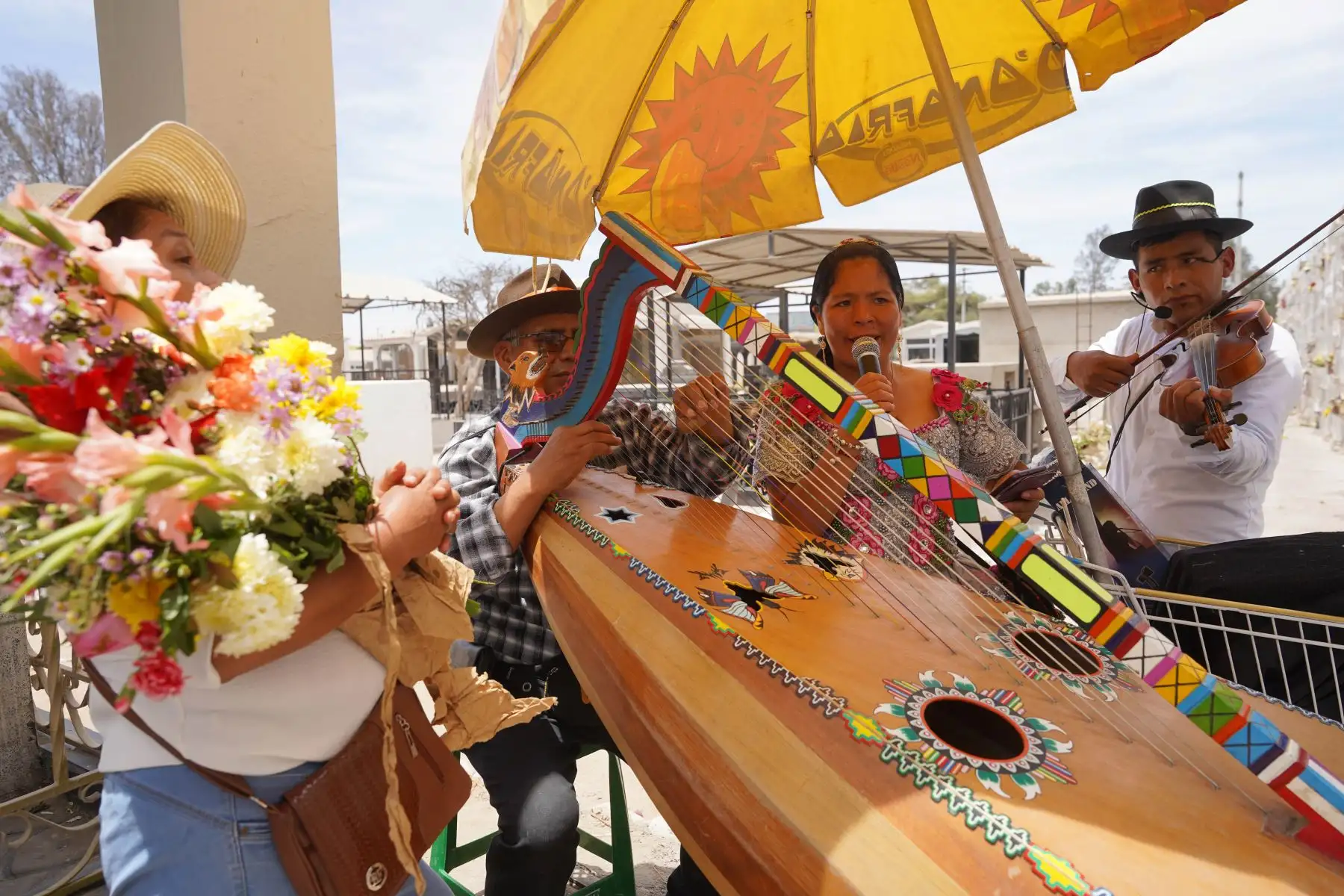 Cientos de iqueños asisten a los diversos cementerios de la ciudad de Ica para visitar las tumbas de sus familiares y seres queridos en el Día de todos Los Santos. Foto: ANDINA/ Foto: Genry Bautista
