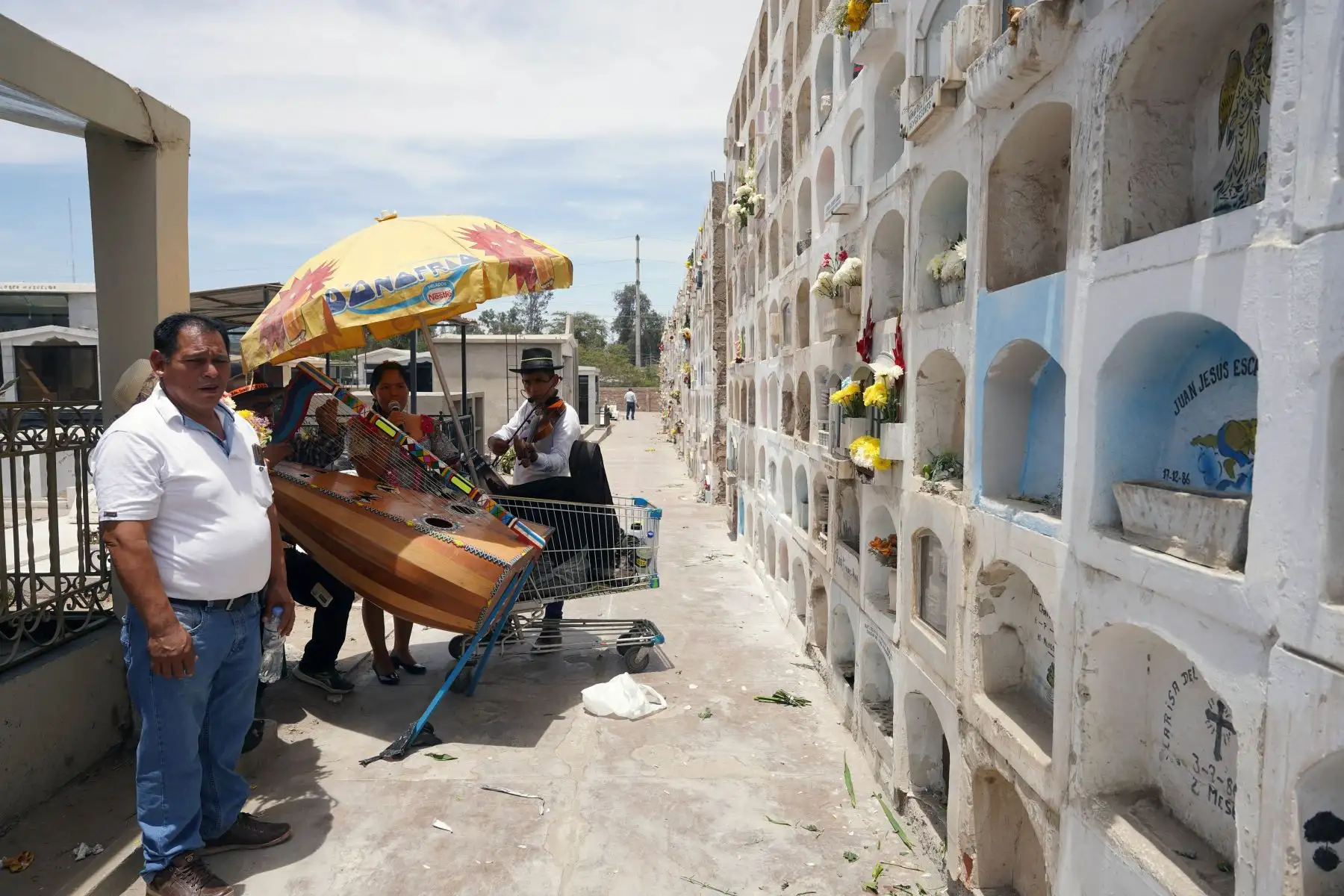 Cientos de iqueños asisten a los diversos cementerios de la ciudad de Ica para visitar las tumbas de sus familiares y seres queridos en el Día de todos Los Santos. Foto: ANDINA/ Foto: Genry Bautista