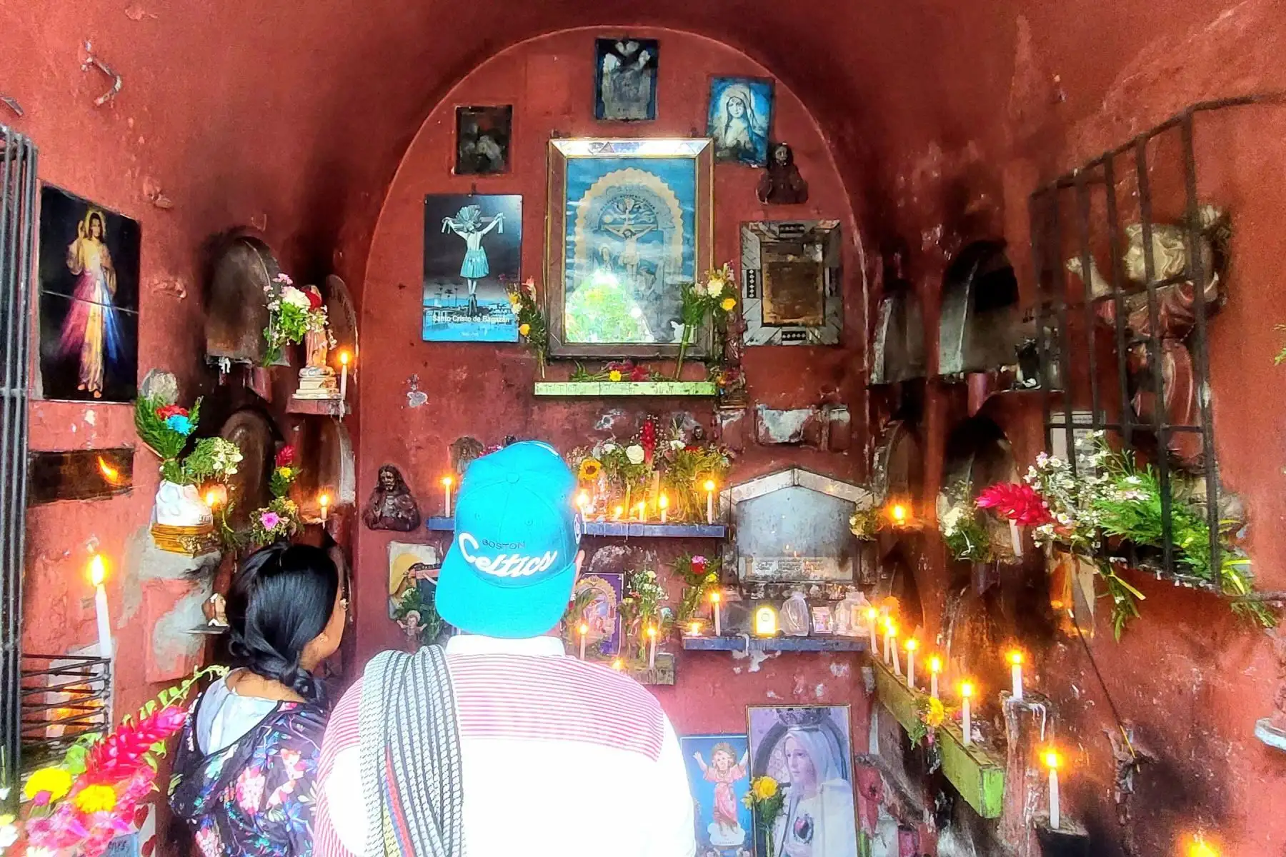 Como cada primero de noviembre, cientos de familias visitaron a sus difuntos en el cementerio general de la ciudad de Iquitos "San Miguel Arcángel". Foto: Elvis Noronha