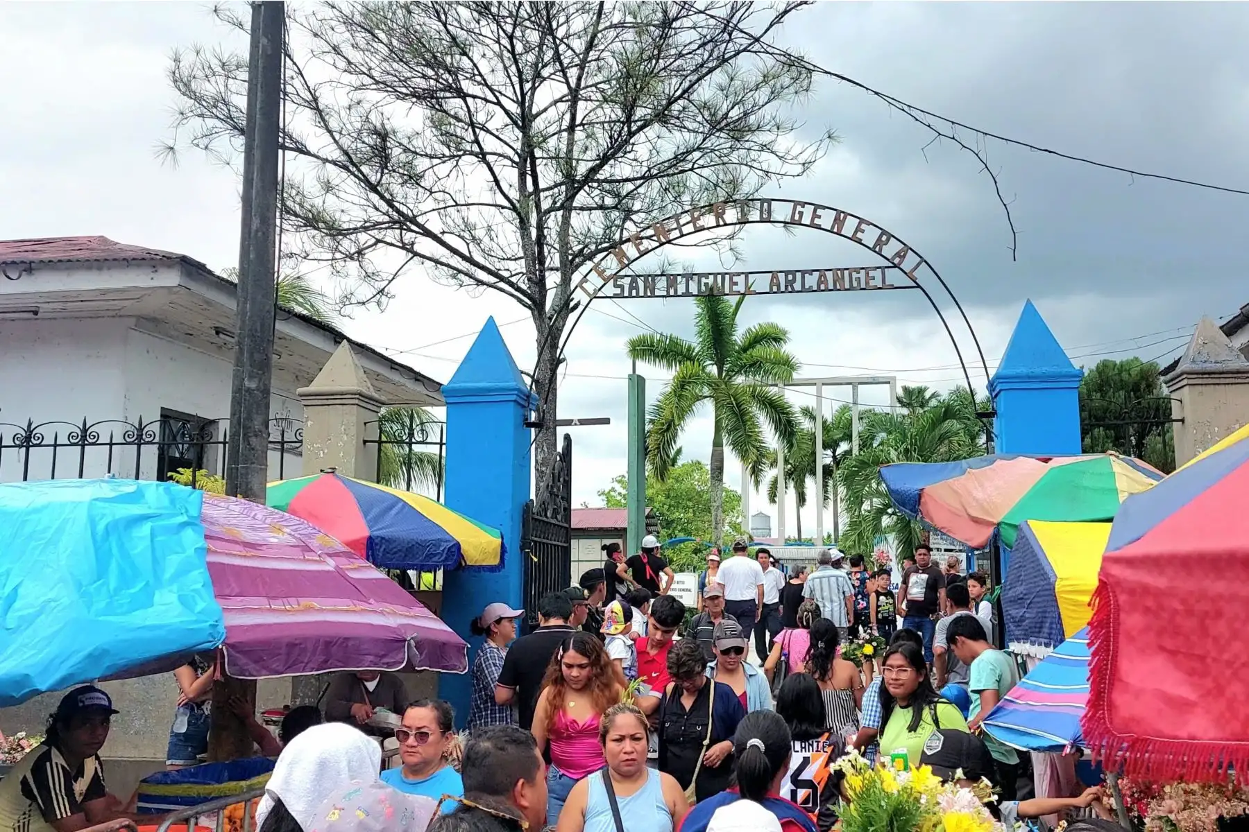 Como cada primero de noviembre, cientos de familias visitaron a sus difuntos en el cementerio general de la ciudad de Iquitos "San Miguel Arcángel". Foto: Elvis Noronha