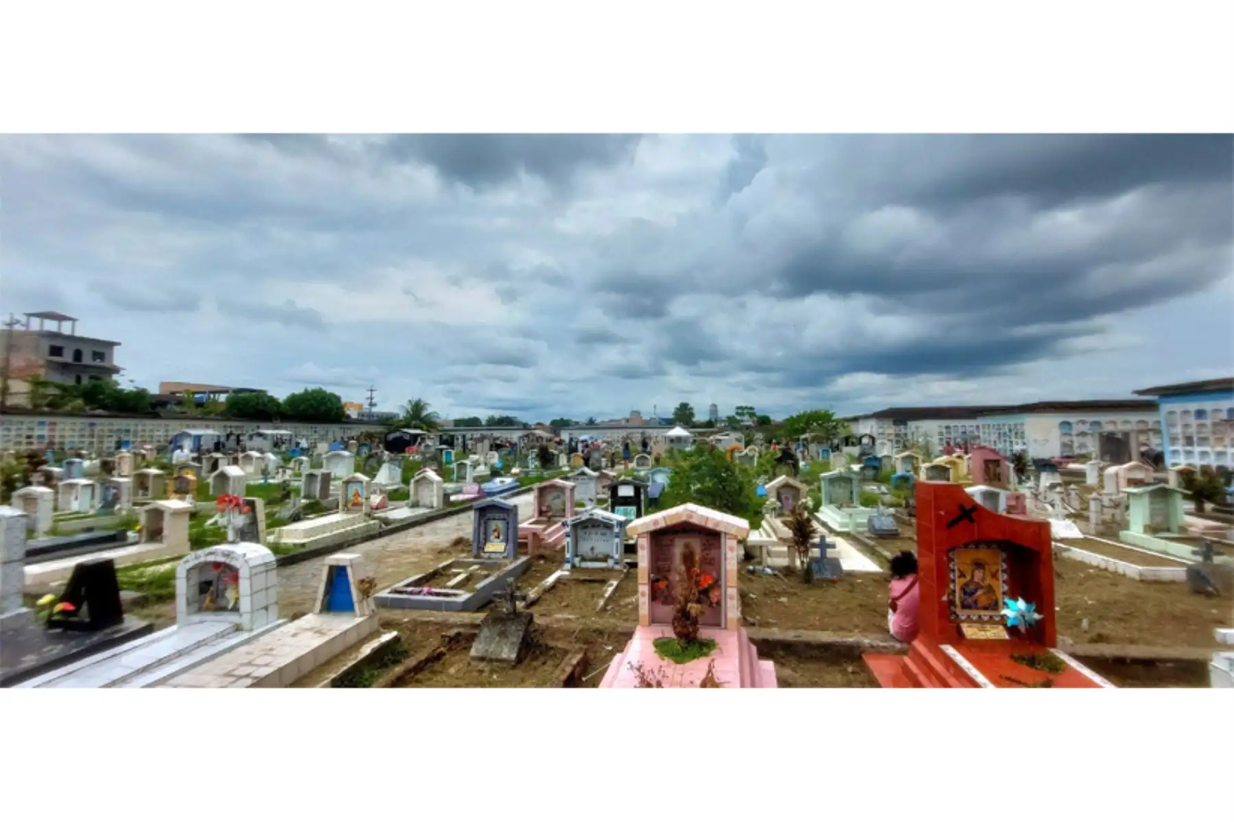 Como cada primero de noviembre, cientos de familias visitaron a sus difuntos en el cementerio general de la ciudad de Iquitos "San Miguel Arcángel". Foto: Elvis Noronha