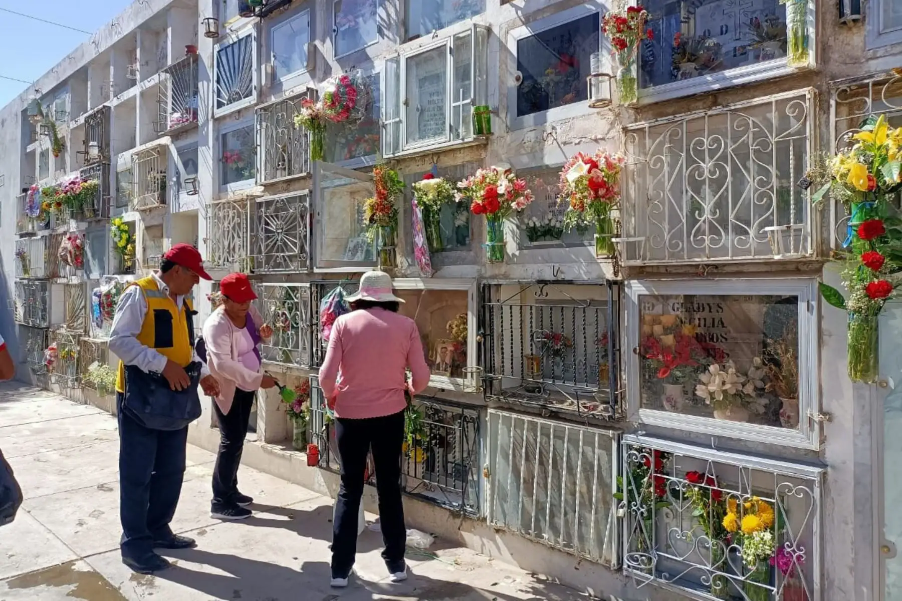 Miles de personas visitan los campos santos, en Arequipa, al recordarse hoy el Día de Todos los Santos. Desde tempranas horas de la mañana la gente empezó a llegar a los cementerios para visitar a sus familiares fallecidos. Foto: ANDINA/Rocío Méndez