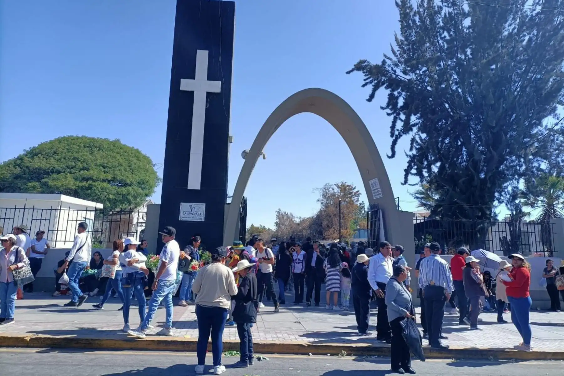 Miles de personas visitan los campos santos, en Arequipa, al recordarse hoy el Día de Todos los Santos. Desde tempranas horas de la mañana la gente empezó a llegar a los cementerios para visitar a sus familiares fallecidos. Foto: ANDINA/Rocío Méndez