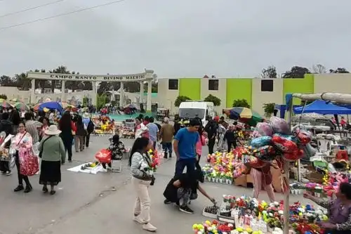 En el cementerio de Chimbote, los agentes comunitarios de salud mostraron cómo se hace el correcto lavado de recipientes para erradicar los zancudos. Foto: ANDINA/Difusión