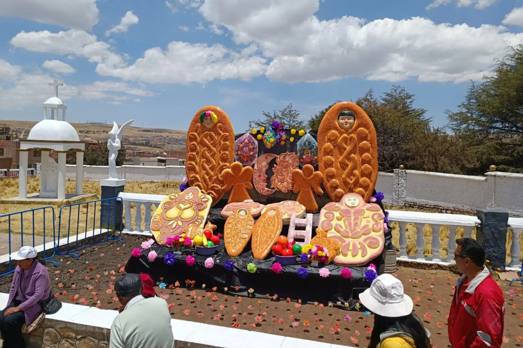 En la ciudad de Puno, la población y sus seres queridos que han partido se congregaron temprano en los cementerios, como Laykakota, Yanamayo y Ventilla, el 1 de noviembre. Esta reunión es un tributo a la rica costumbre andina de recibir a las almas de los difuntos antes del mediodía. Fotos: ANDINA/Alberto Alejo