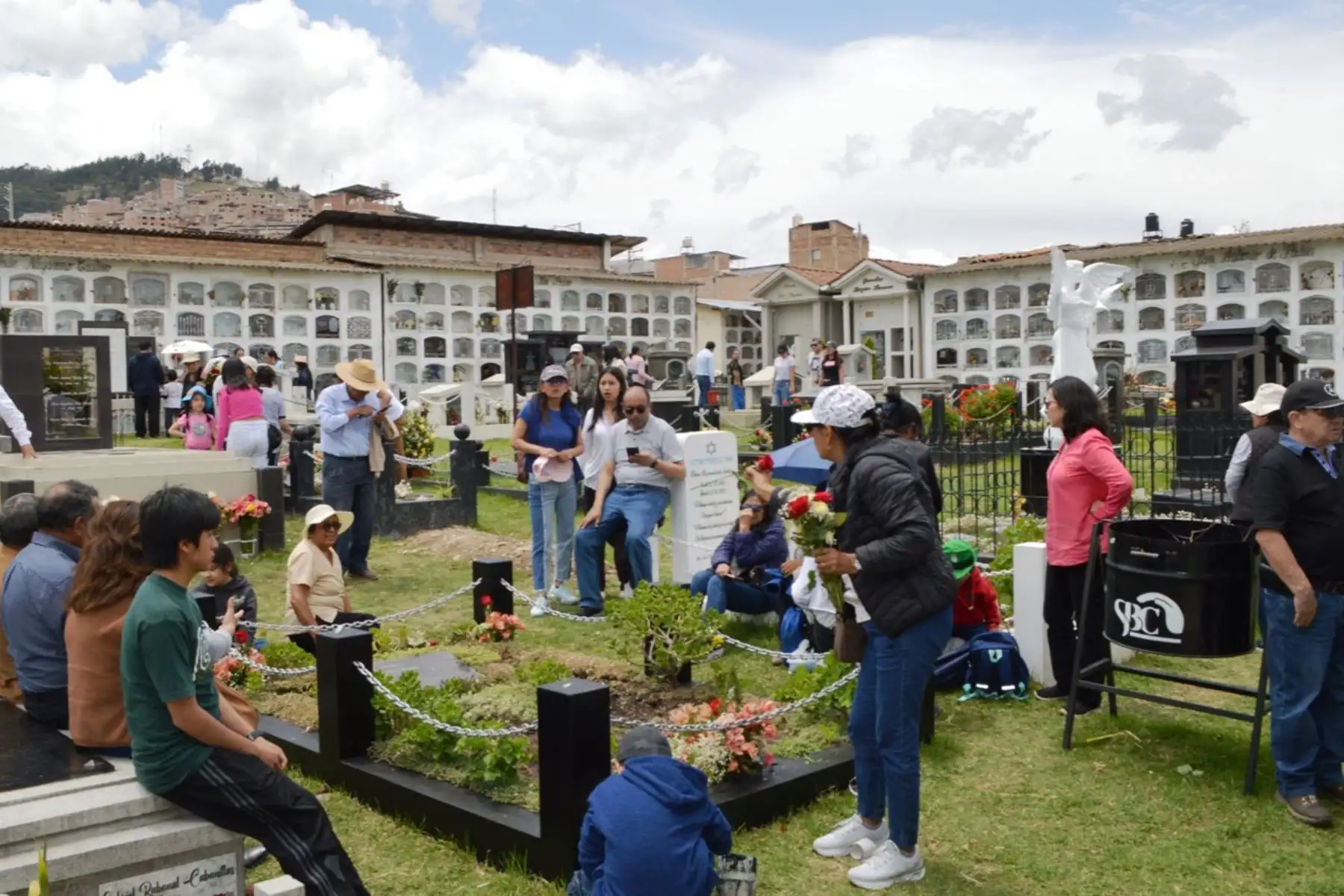 Familias cajamarquinas acuden al cementerio general de esta ciudad para reencontrarse con sus seres queridos que partieron a la eternidad. Provistos de arreglos florales, música y comida llegaron desde muy temprano al campo santo para pasar el día feriado. Foto: Difusión