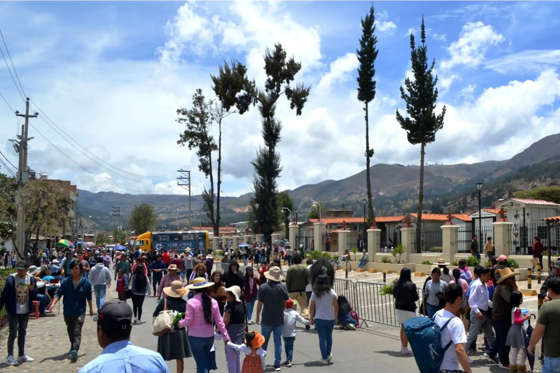 Familias cajamarquinas acuden al cementerio general de esta ciudad para reencontrarse con sus seres queridos que partieron a la eternidad. Provistos de arreglos florales, música y comida llegaron desde muy temprano al campo santo para pasar el día feriado. Foto: Difusión