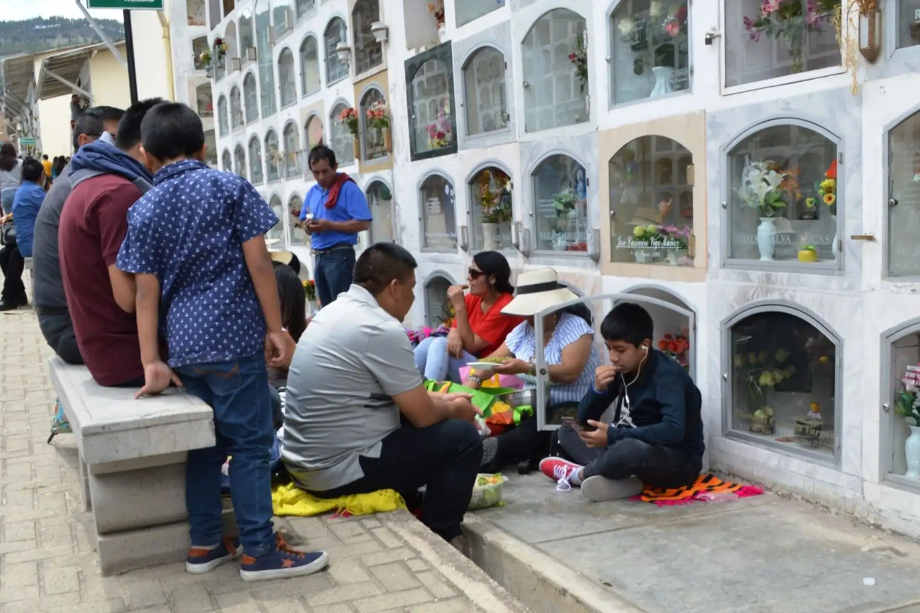 Familias cajamarquinas acuden al cementerio general de esta ciudad para reencontrarse con sus seres queridos que partieron a la eternidad. Provistos de arreglos florales, música y comida llegaron desde muy temprano al campo santo para pasar el día feriado. Foto: Difusión