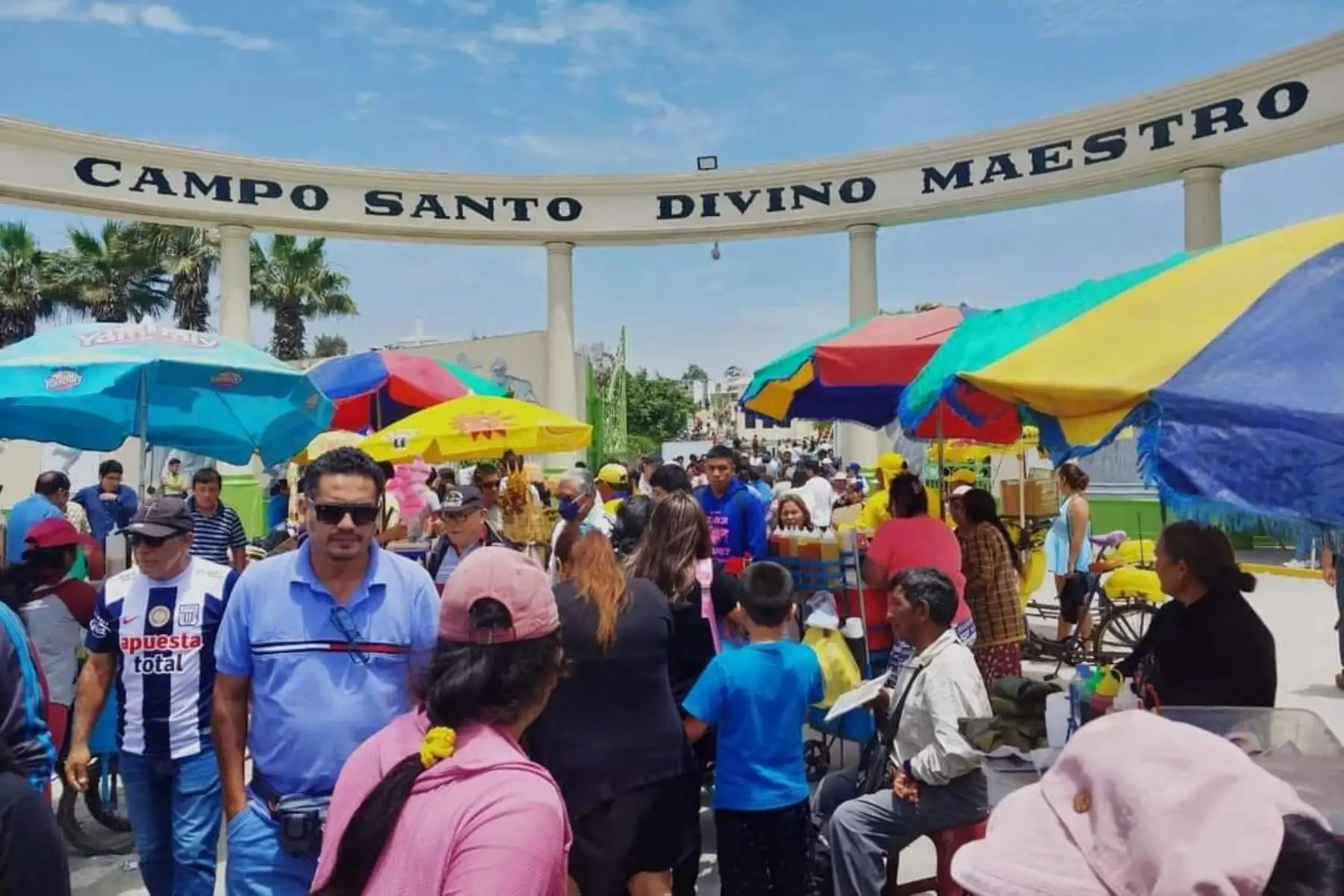 En el Día de Todos los Santos, más de 20,000 personas acudieron hasta el cementerio Divino Maestro de la ciudad ancashina de Chimbote para visitar a sus queridos que partieron hacia la eternidad; estimó la Sociedad de Beneficencia Pública de Chimbote, entidad que administra este campo santo. Foto: Difusión